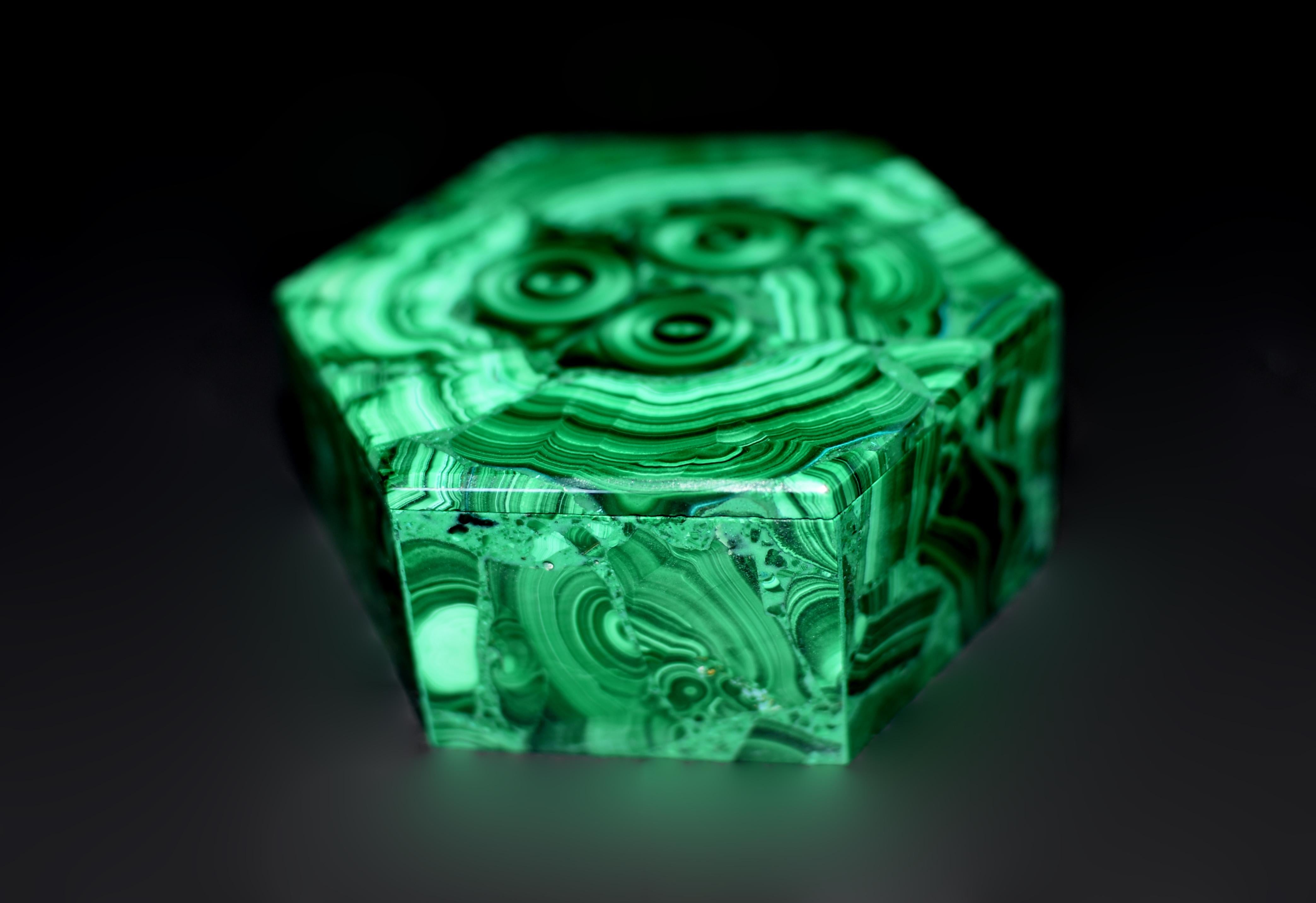Malachite Box Bullseye Hexagon In Excellent Condition For Sale In Somis, CA