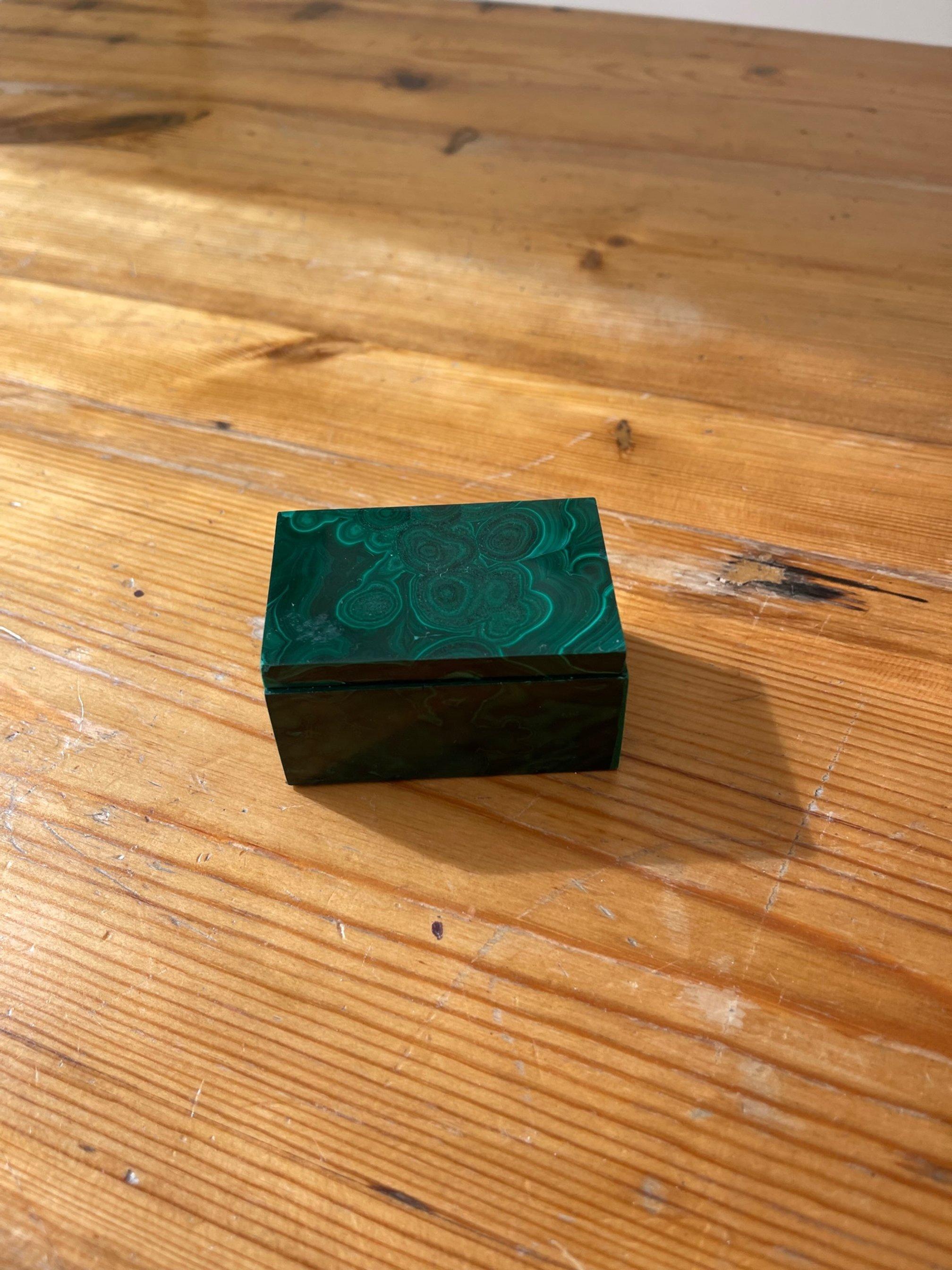 Pequeña caja de malaquita para tus tesoros más pequeños. Preocúpate de las personas por la escala, no incluida. 