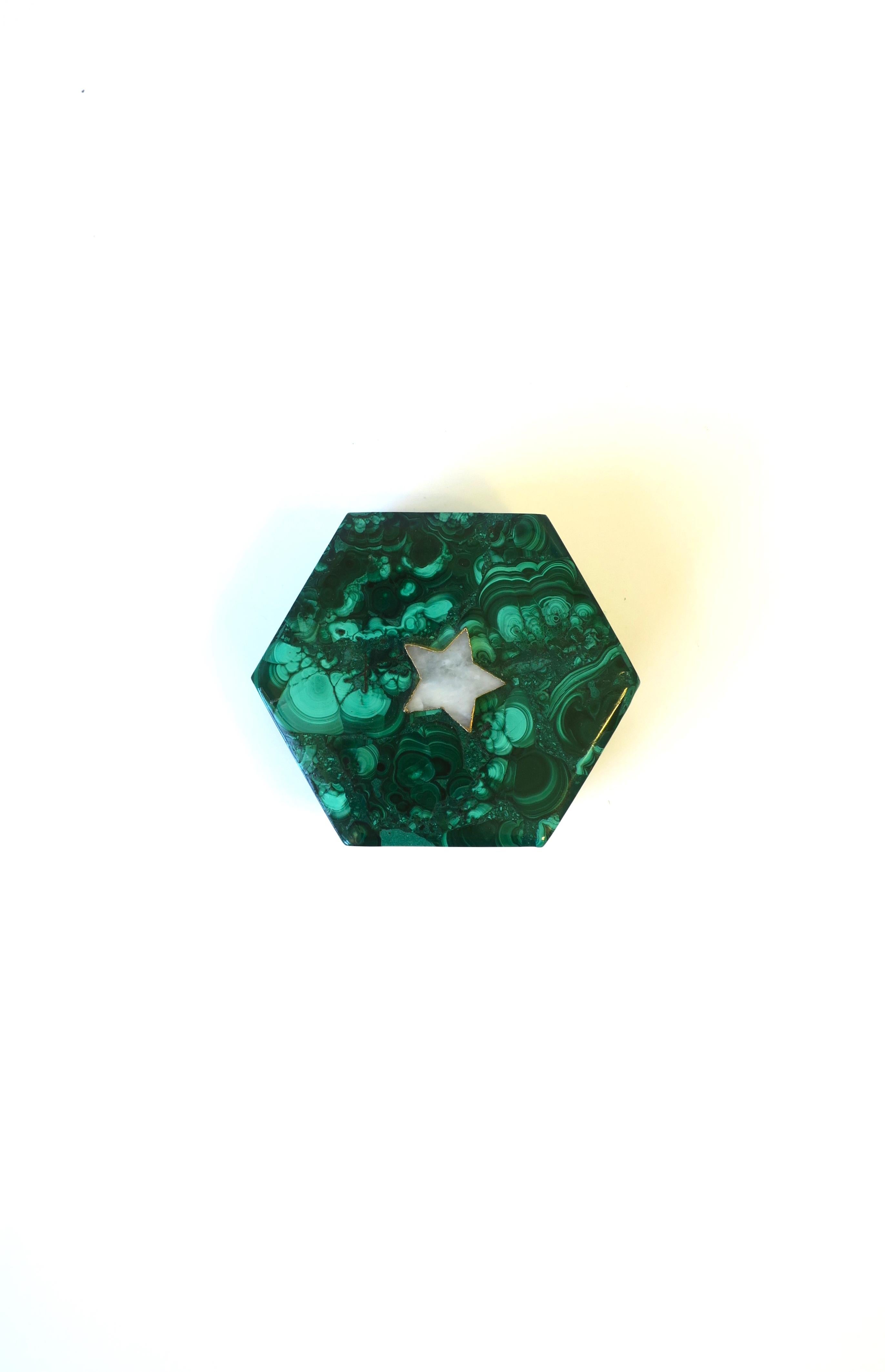 Une très belle et substantielle boîte à bijoux ou décorative en malachite verte, vers la fin du 20e siècle. Cette boîte en malachite verte est de forme hexagonale avec une étoile en marbre blanc onyx et des détails en métal doré sur le couvercle. La