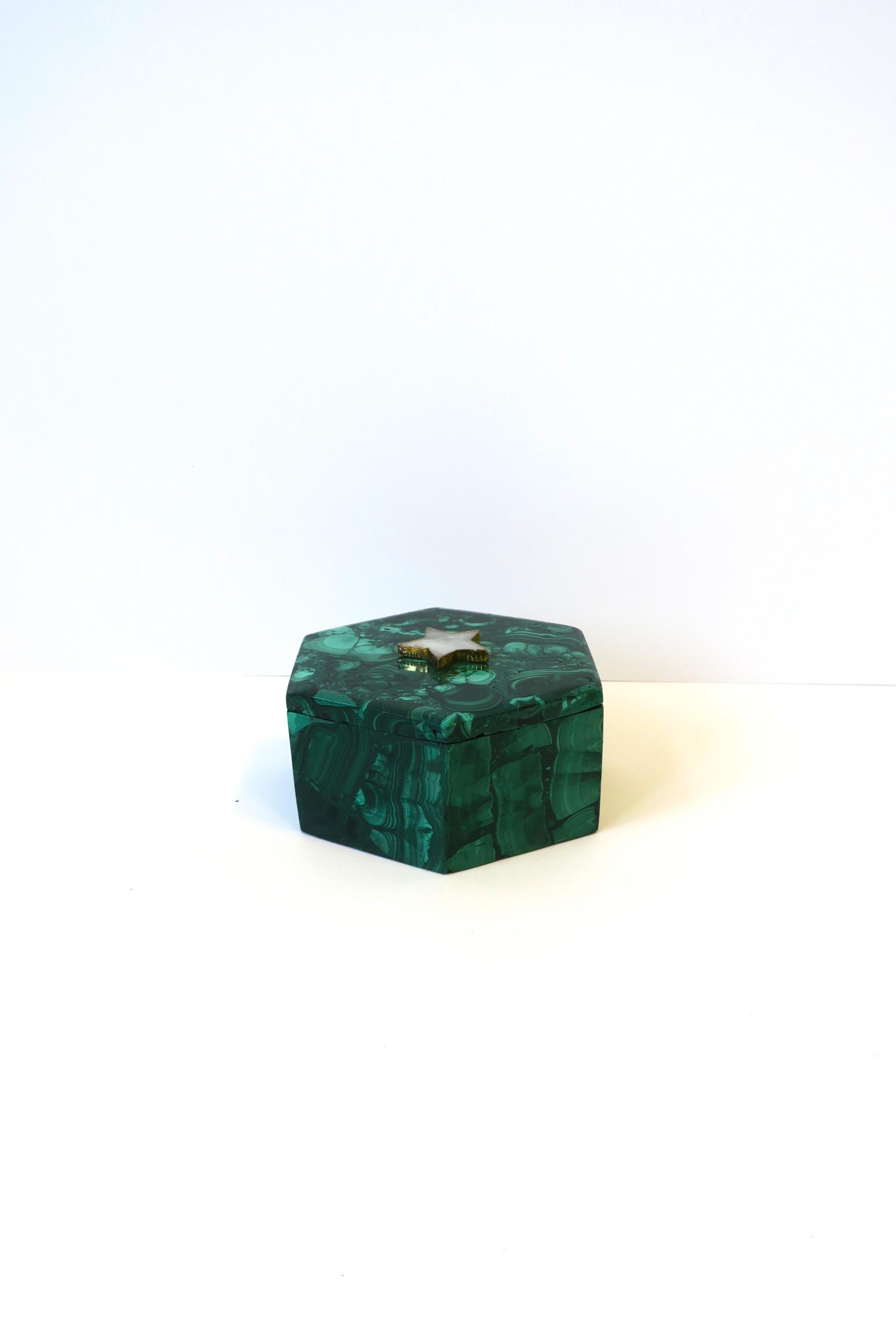 Fait main Boîte à bijoux malachite  en vente