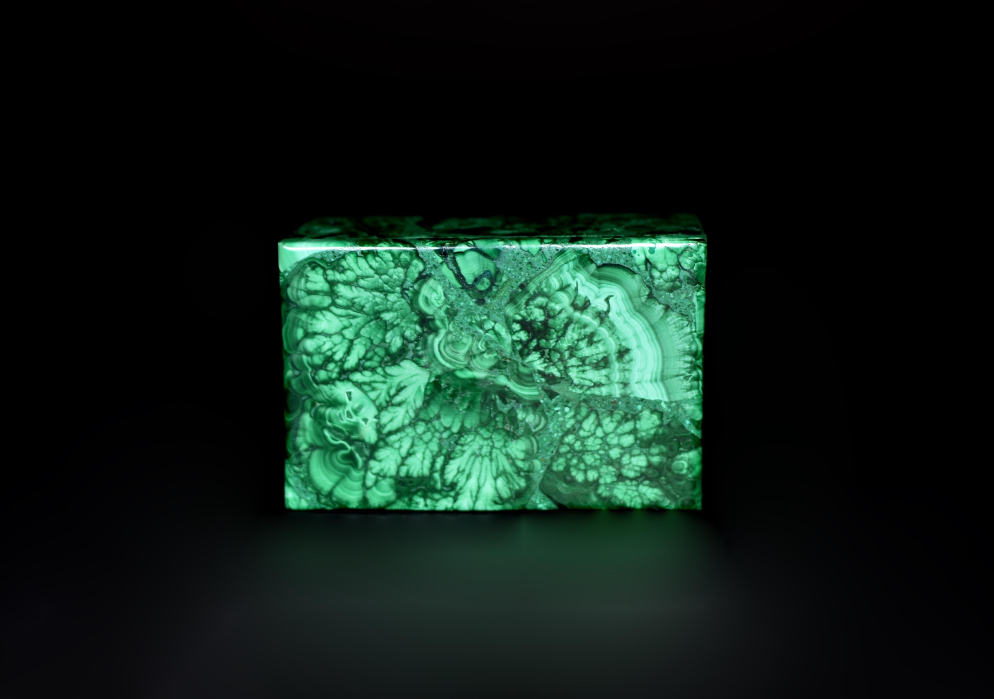 This beautiful natural malachite box is finely crafted, using the finest malachite. Carefully selected fine-grade malachite in brilliant green displays spectacular concentric rings, swirls, and stripes. The cover, in particular, demonstrates