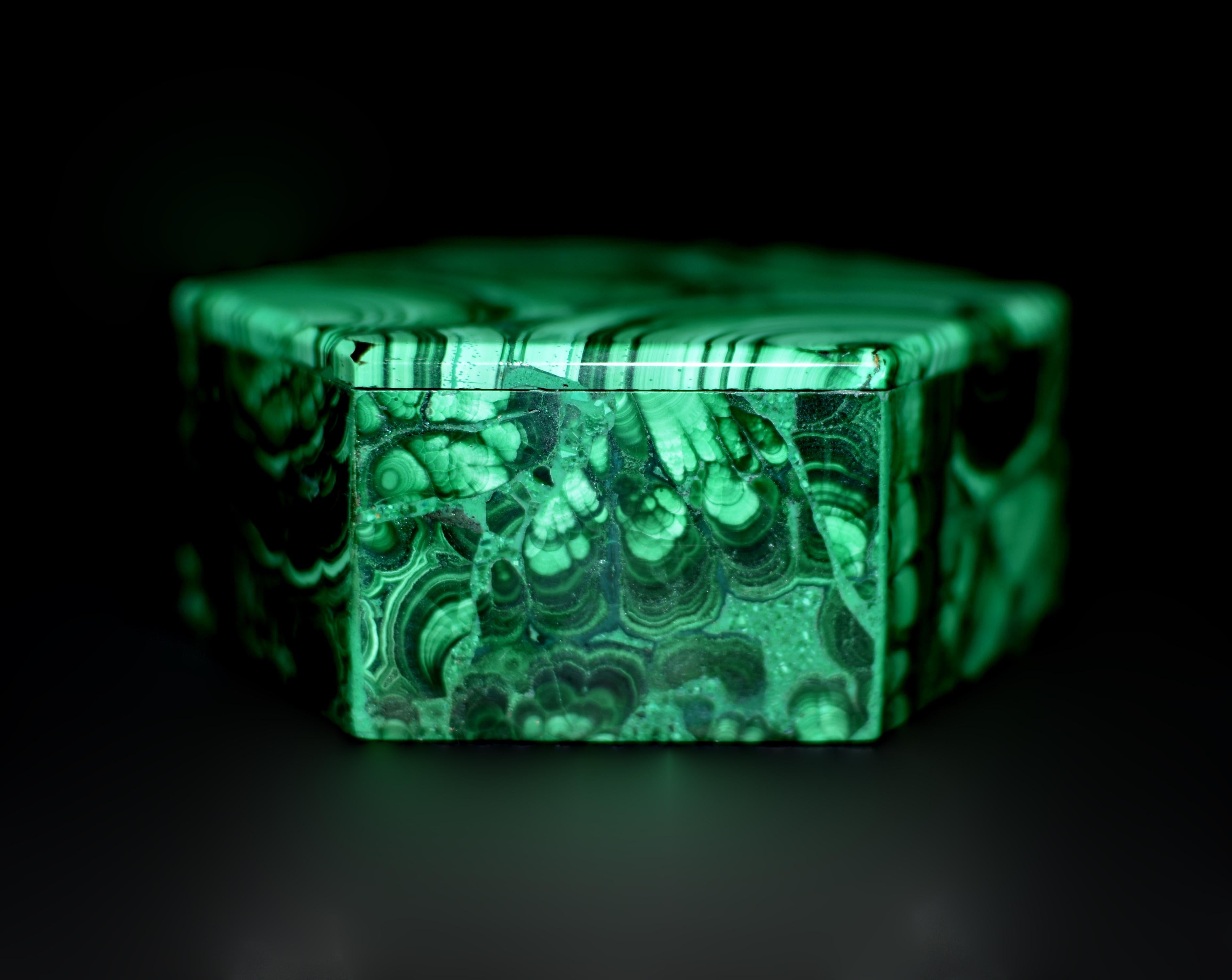 Malachite Box Turkey Tail Hexagonal Box In Excellent Condition For Sale In Somis, CA