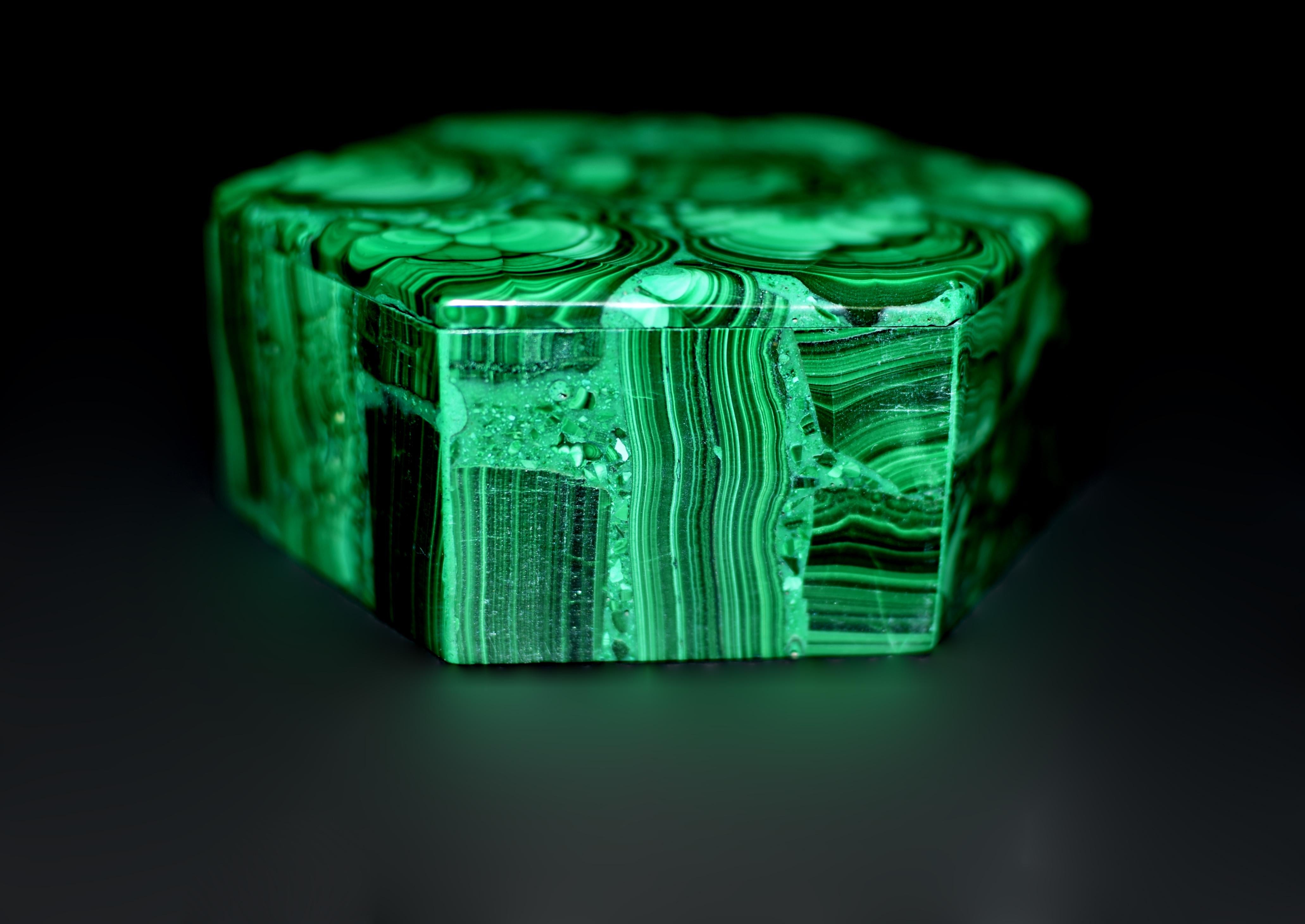Malachite Box Turkey Tail Hexagonal In Excellent Condition For Sale In Somis, CA
