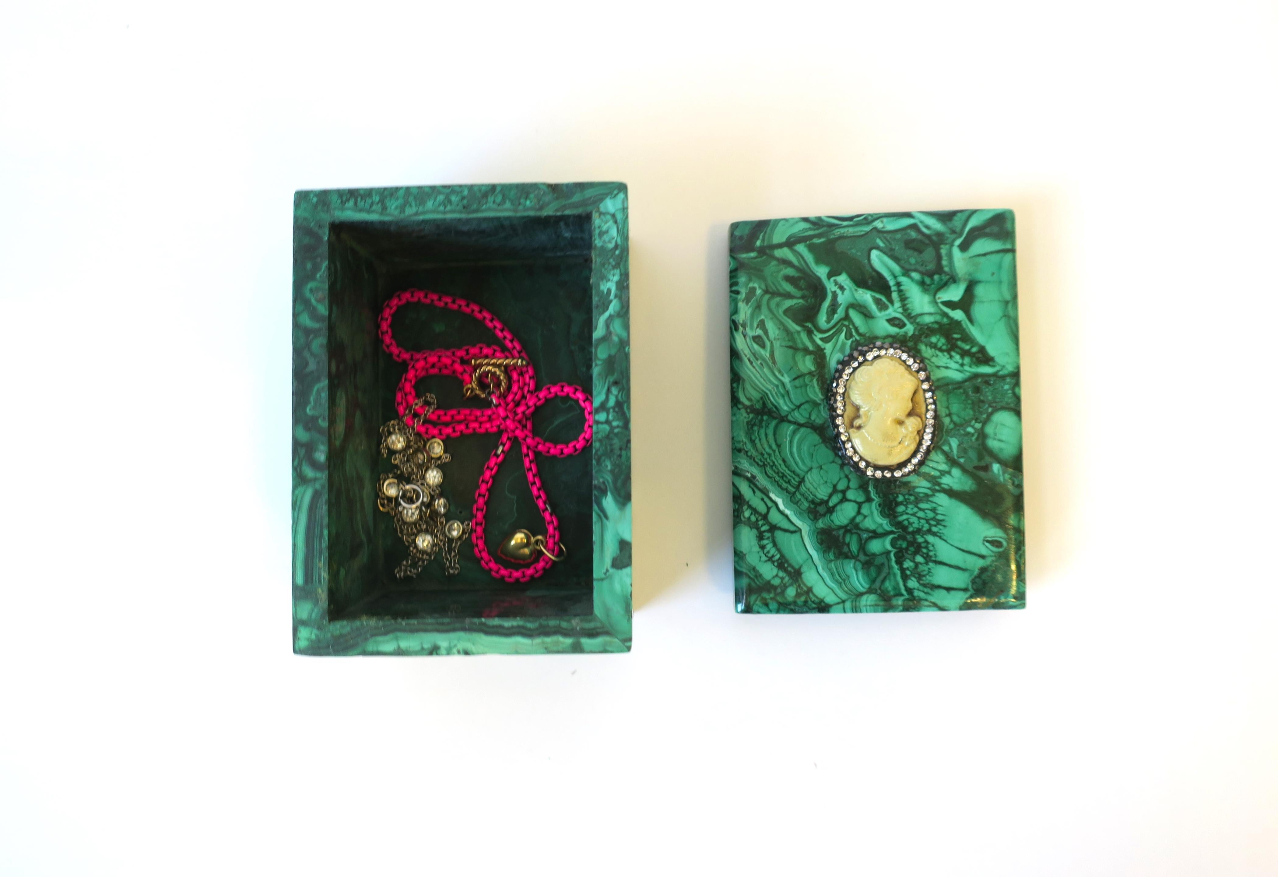 Malachite Jewelry Box with Cameo Design For Sale 5