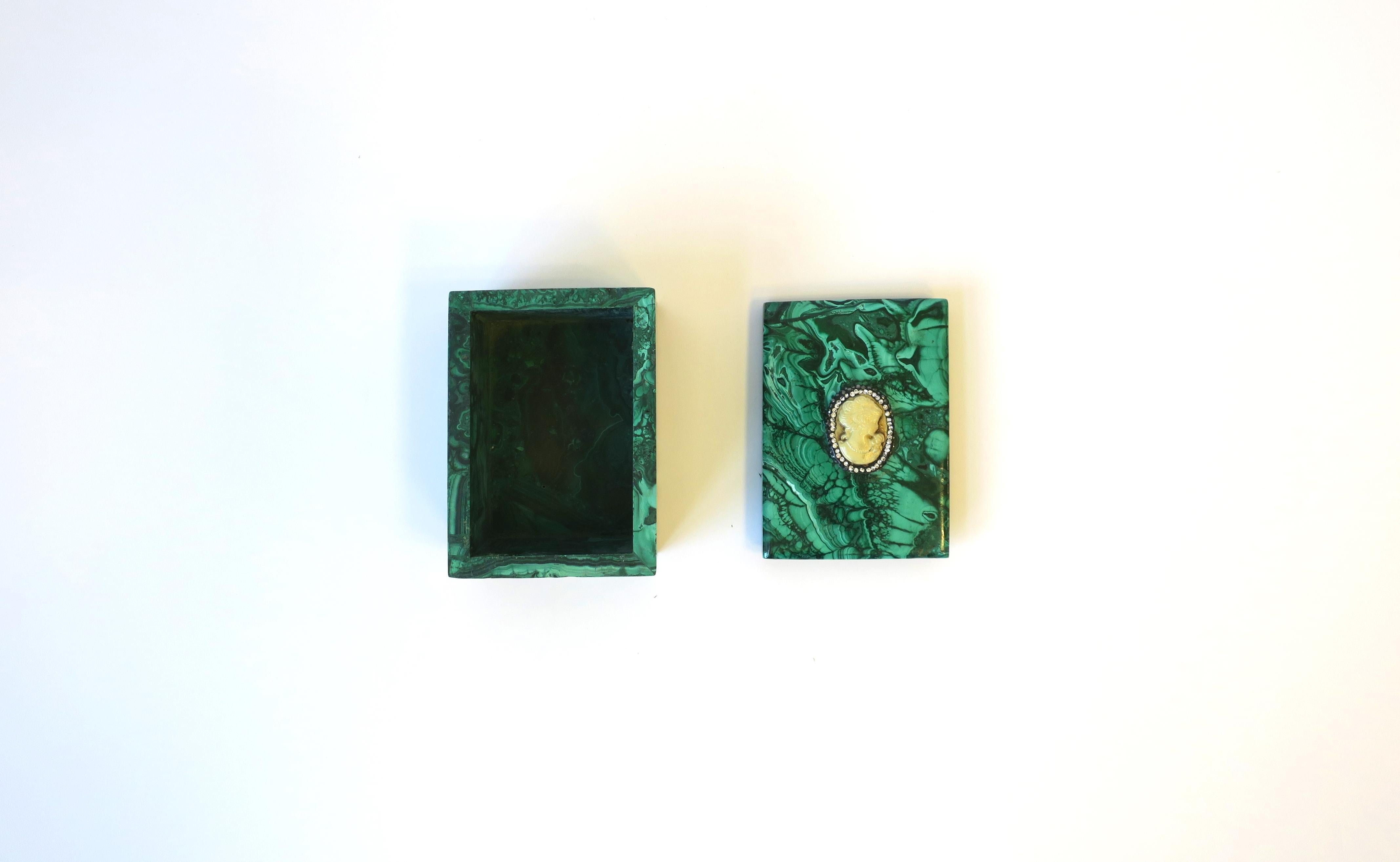 Malachite Jewelry Box with Cameo Design For Sale 6