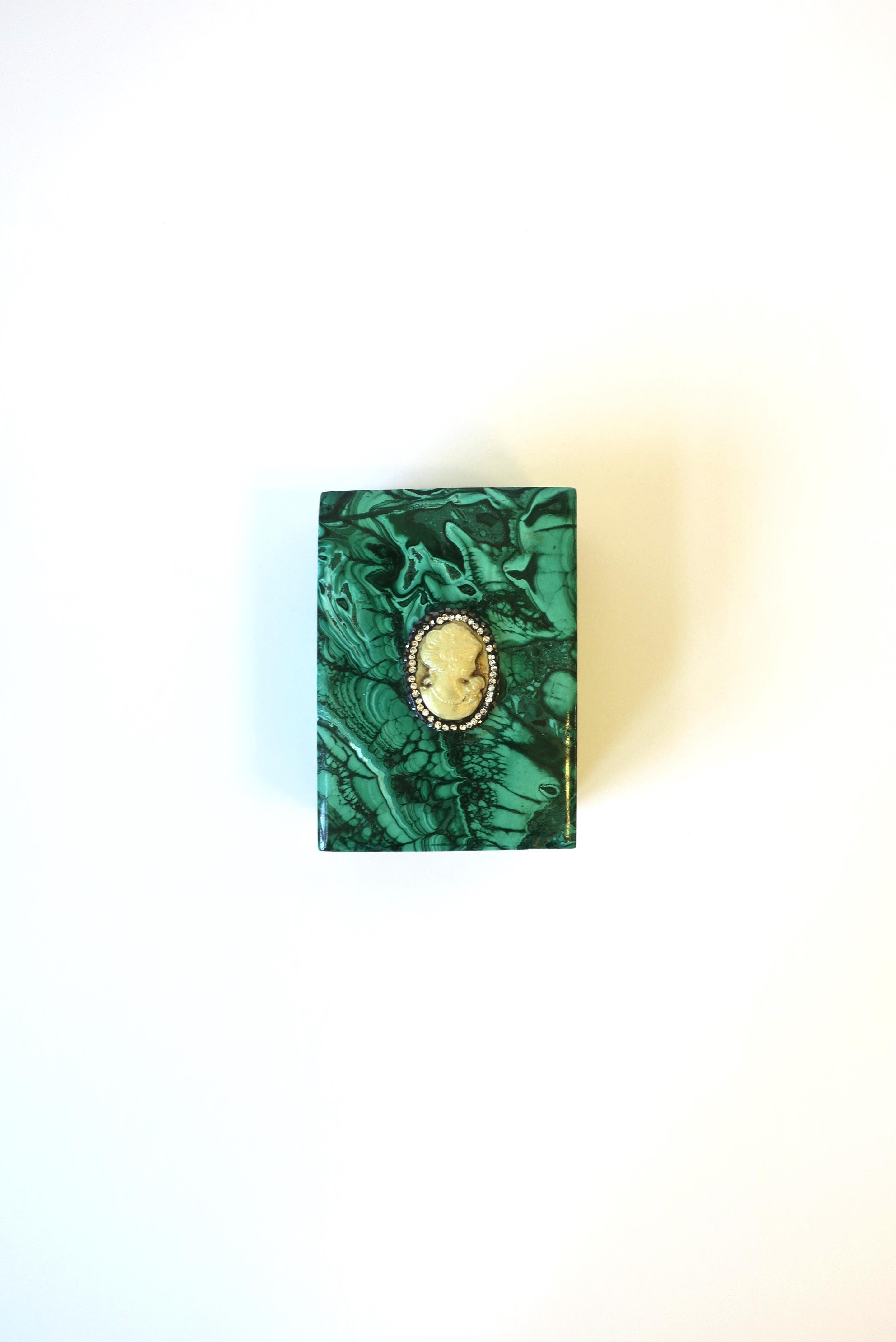 Une belle et substantielle boîte à bijoux ou décorative en malachite verte, vers la fin du 20e siècle. La boîte est de forme rectangulaire avec un camée féminin en résine sur le couvercle supérieur. La pièce est magnifiquement fabriquée à la main.