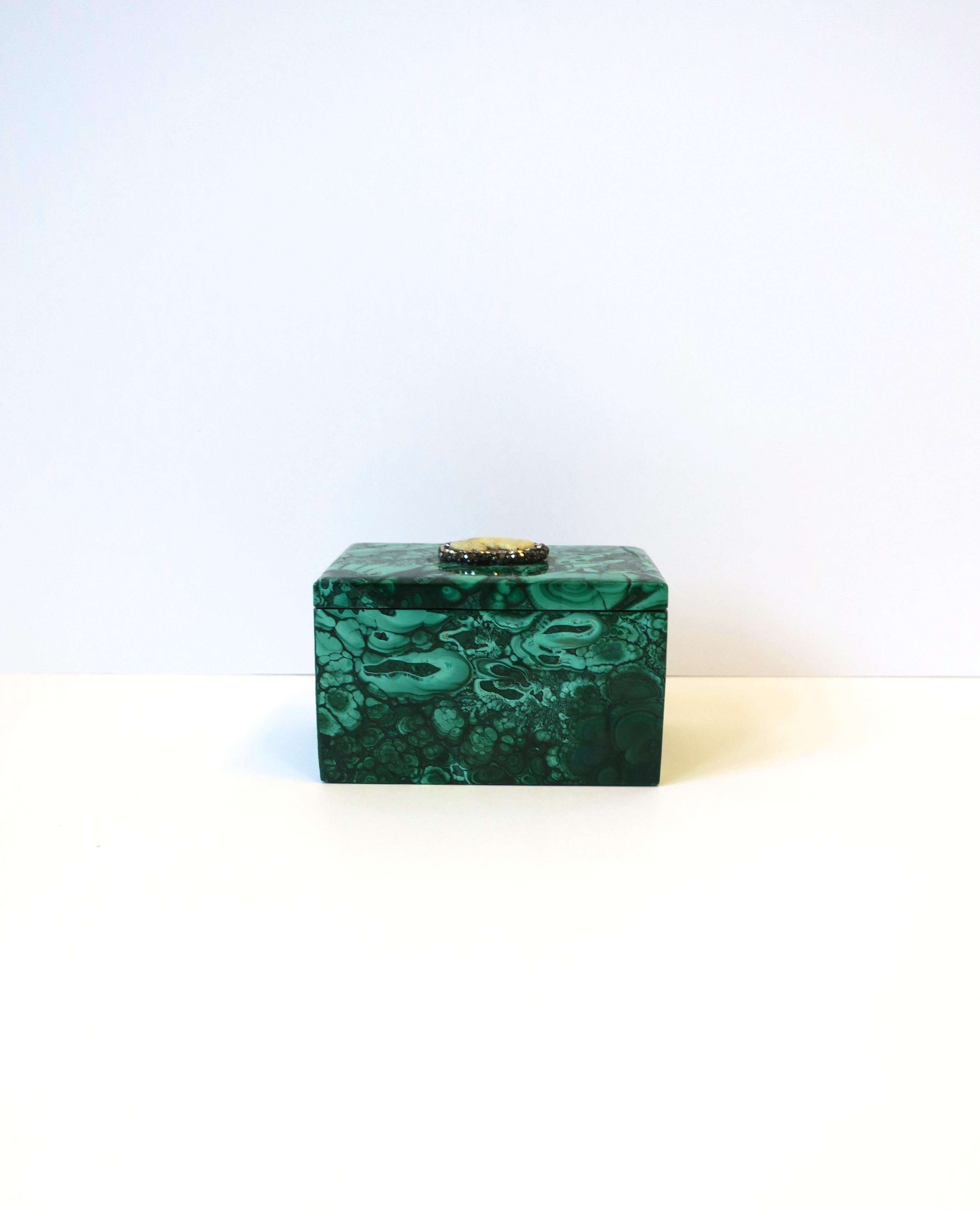 Malachite Jewelry Box with Cameo Design In Good Condition For Sale In New York, NY