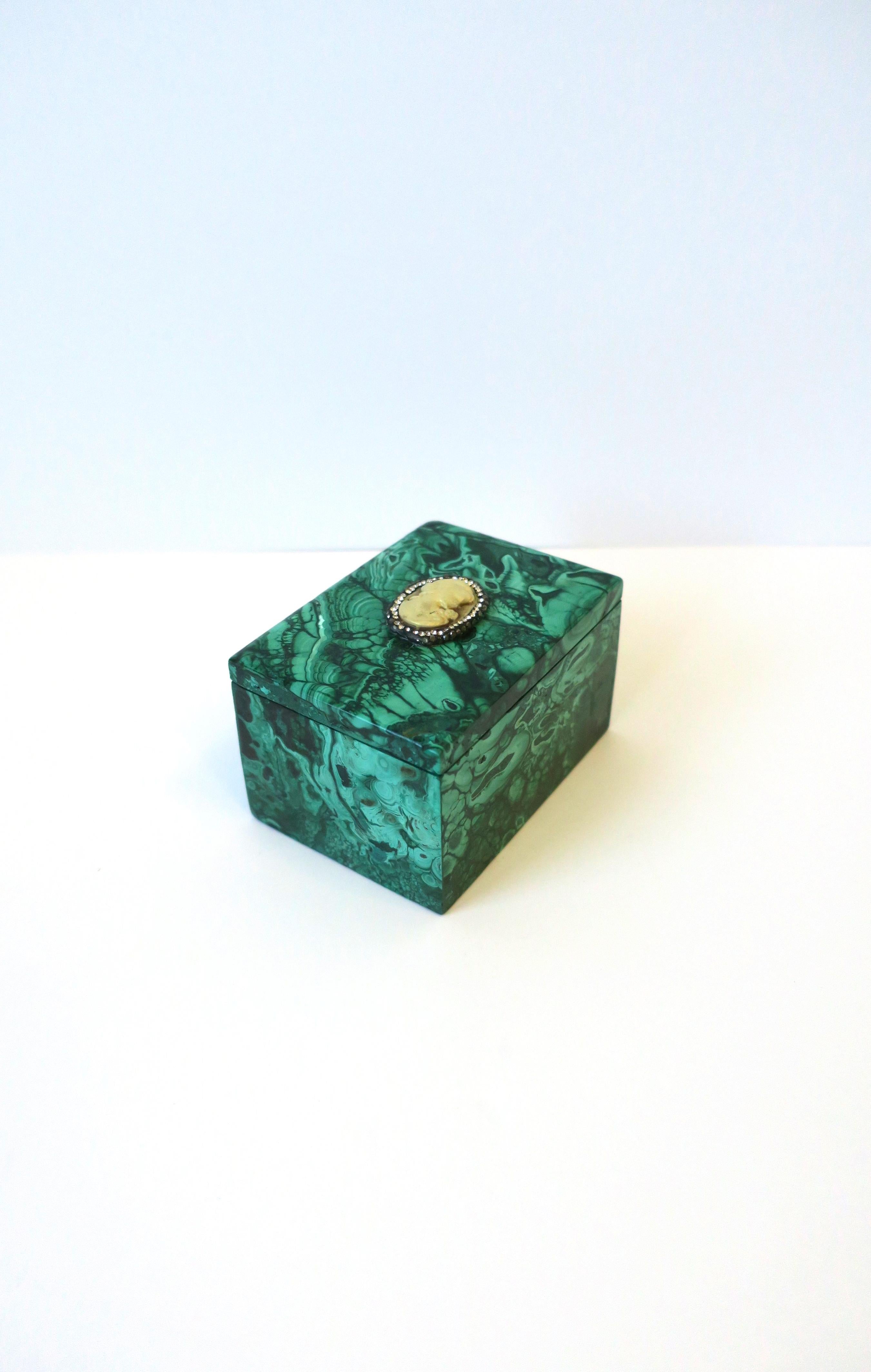 Malachite Jewelry Box with Cameo Design For Sale 2