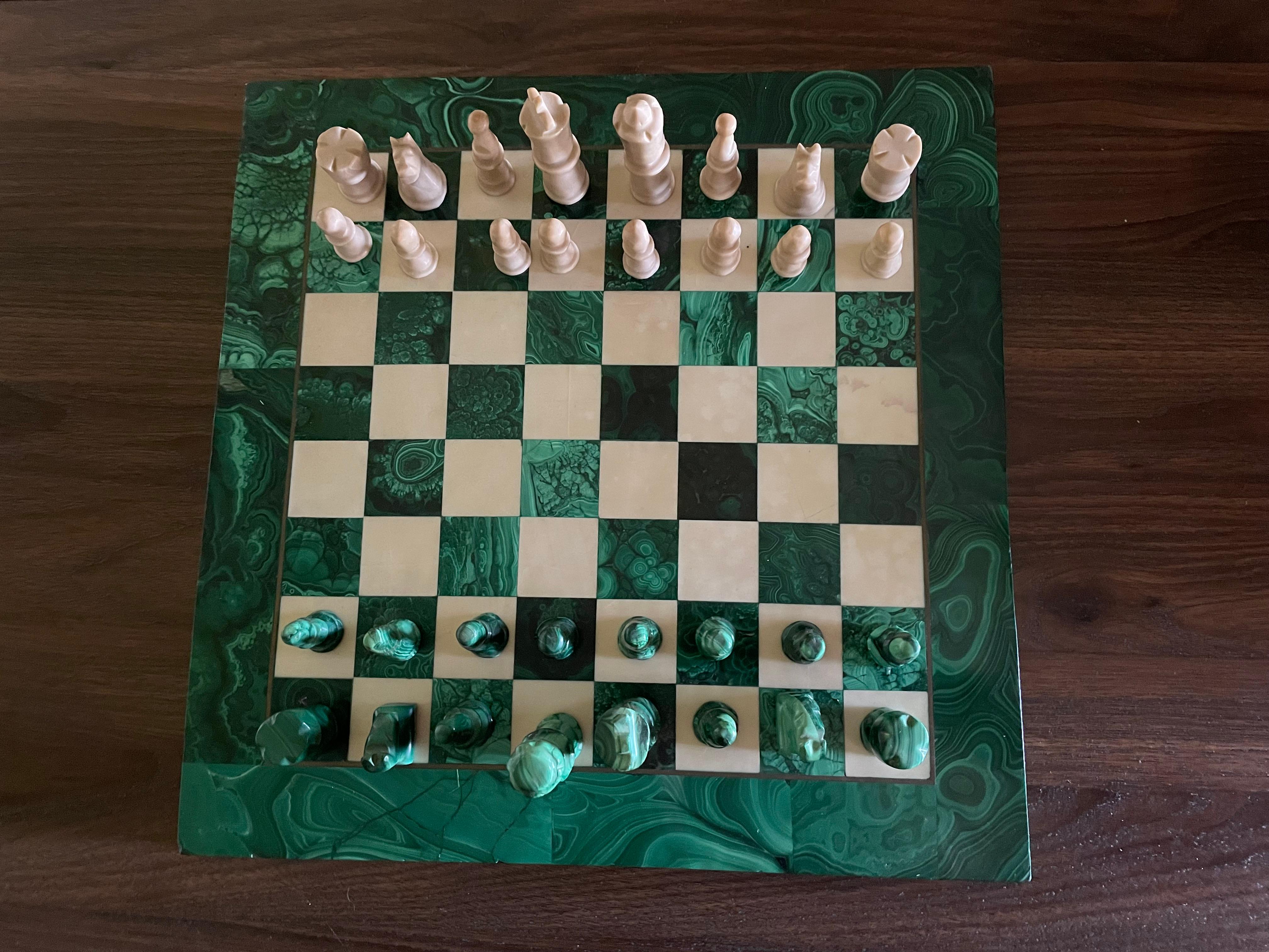 Tablero de malaquita
Este juego de ajedrez procede del Congo de los años 60.
Cada pieza está meticulosamente tallada a mano en dos materiales exquisitos y contrastados: la brillante malaquita y el lujoso mármol.
