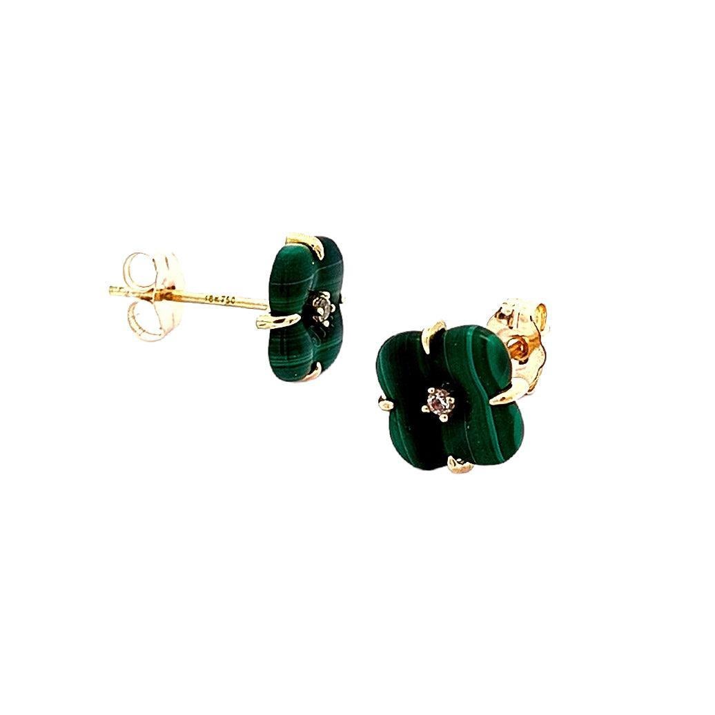 The 18K yellow gold malachite clover diamond earring is a captivating and elegant accessory that effortlessly combines classic design with a modern flair.
Crafted from solid 18-karat yellow gold, the earring features a delicate clover motif that