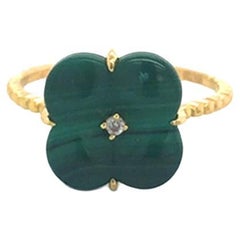 Anello con diamante naturale e trifoglio di malachite in oro giallo 18 carati