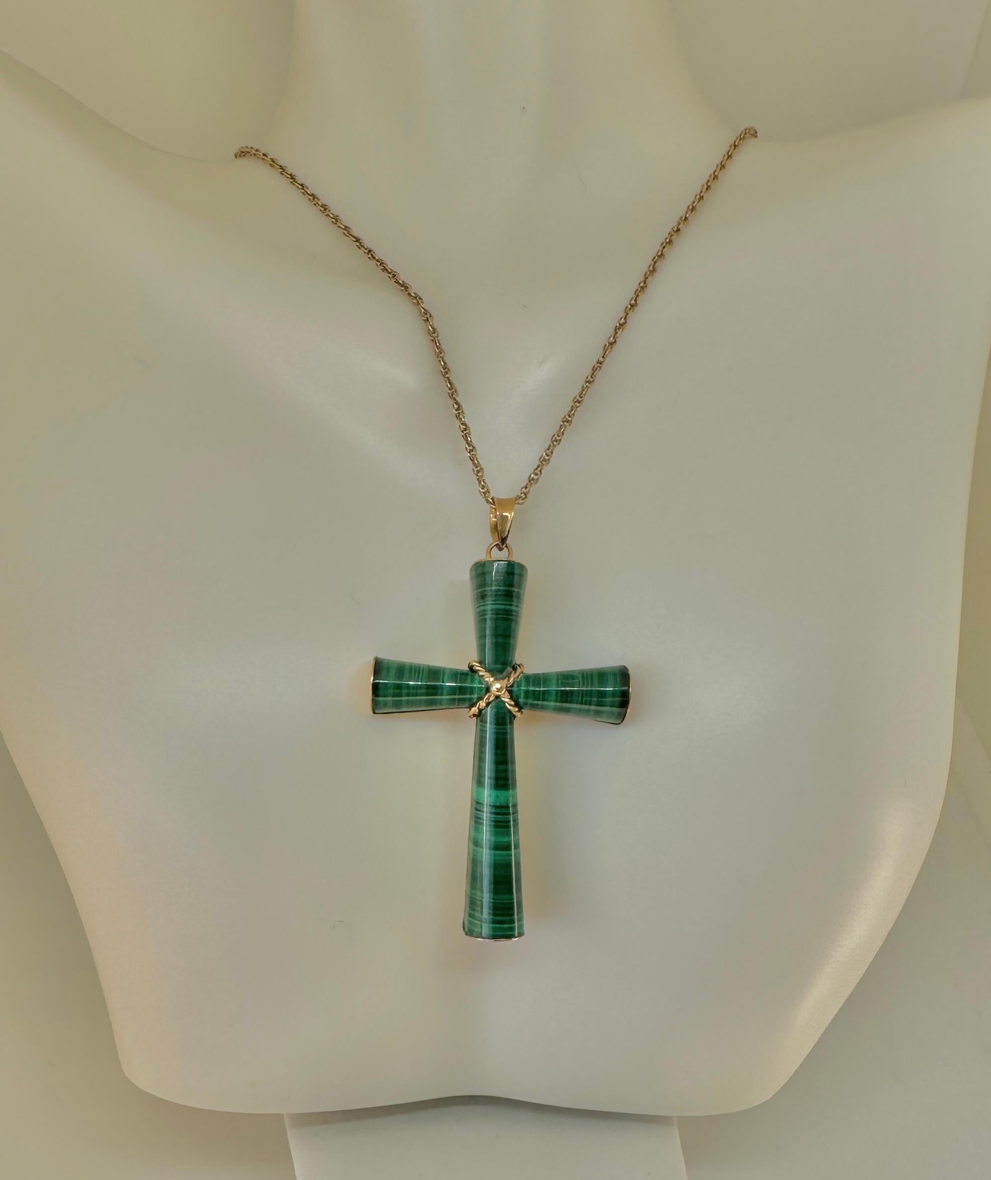 Malachit-Kreuz-Anhänger 14 Karat Gold Mary Lou Daves Antike Nachlass-Halskette (Revival)