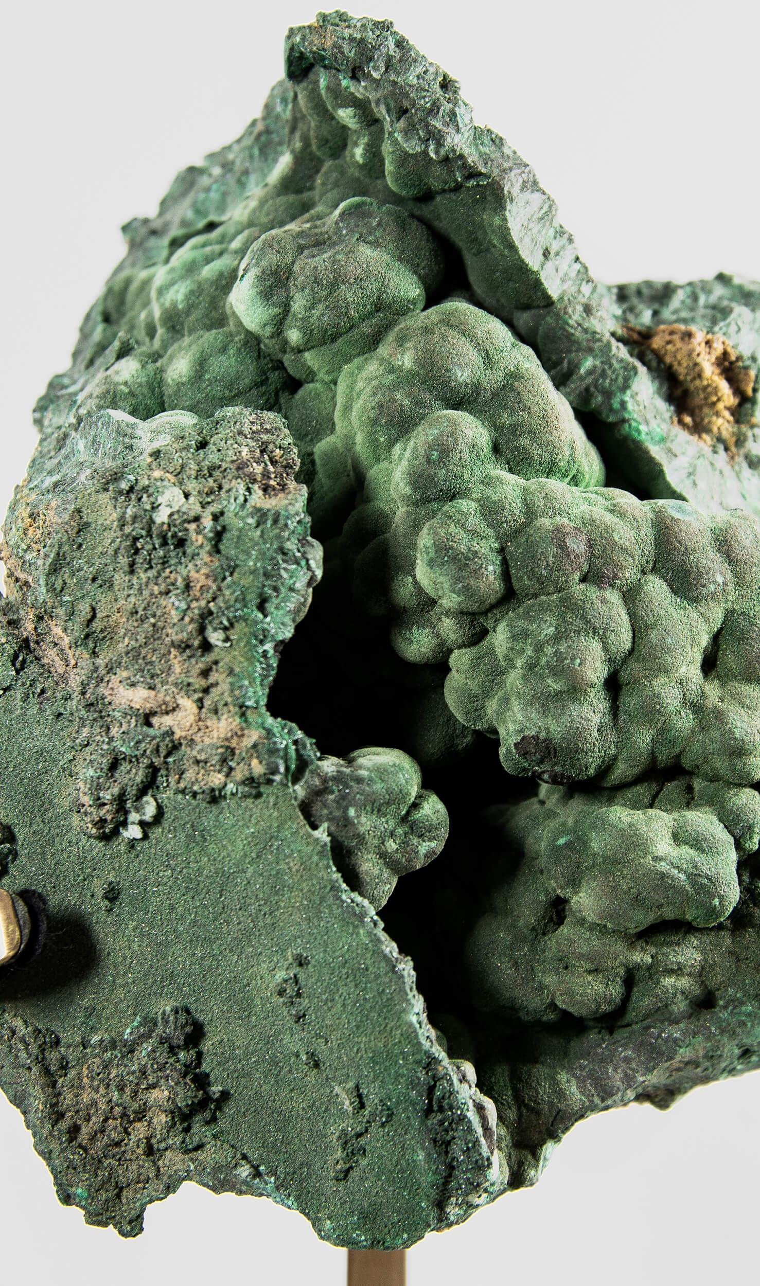 Cristallo di malachite con supporto in ottone in vendita 3