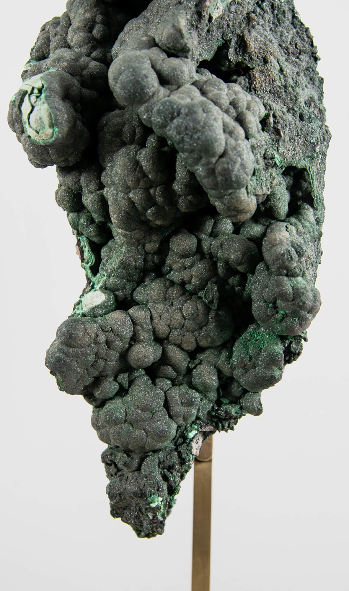 Cristallo di malachite con supporto in ottone in vendita 3