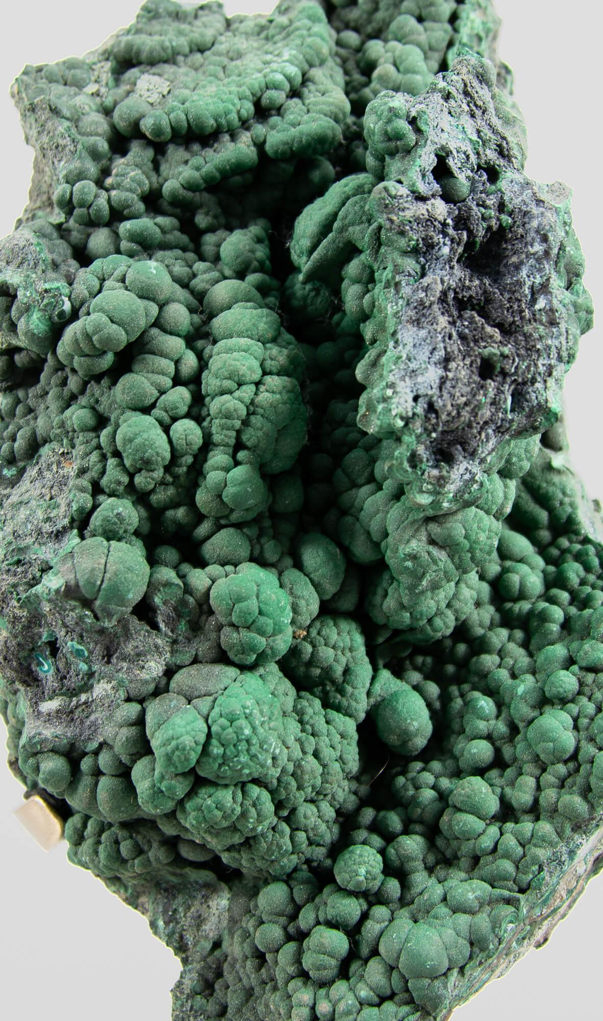 Cristallo di malachite con supporto in ottone in vendita 3