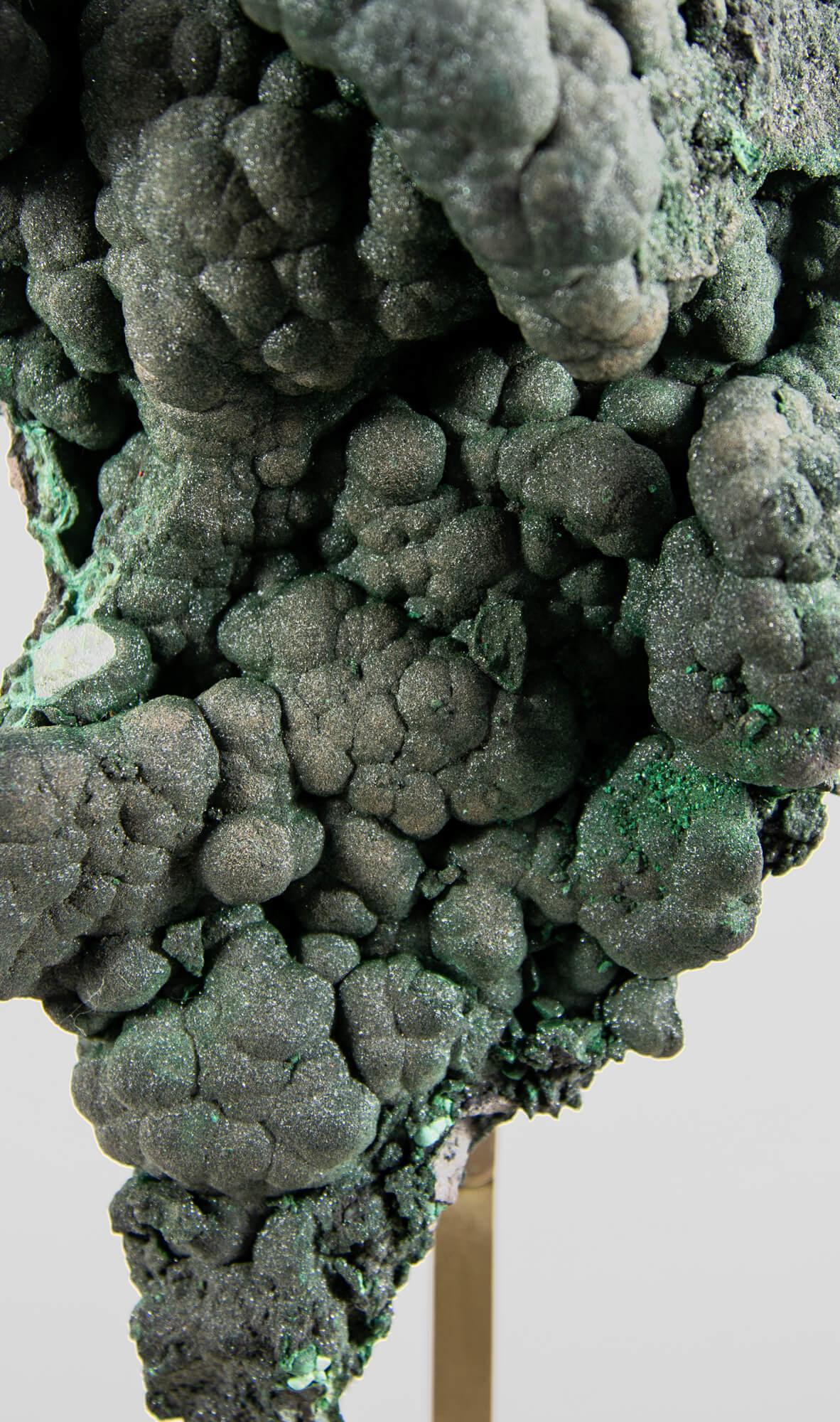 Cristallo di malachite con supporto in ottone in vendita 4