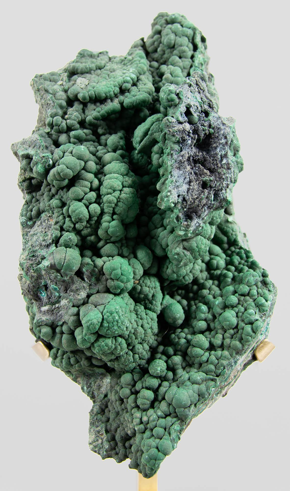 Cristallo di malachite con supporto in ottone in vendita 4