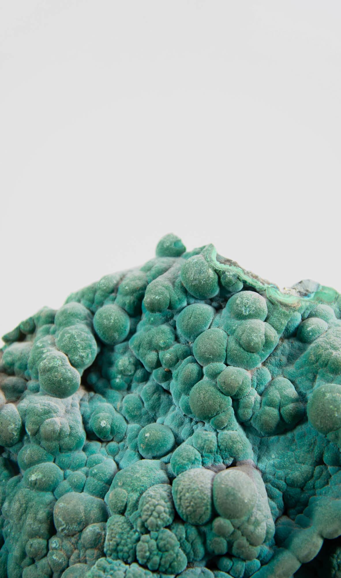 Cristallo di malachite con supporto in ottone in vendita 5