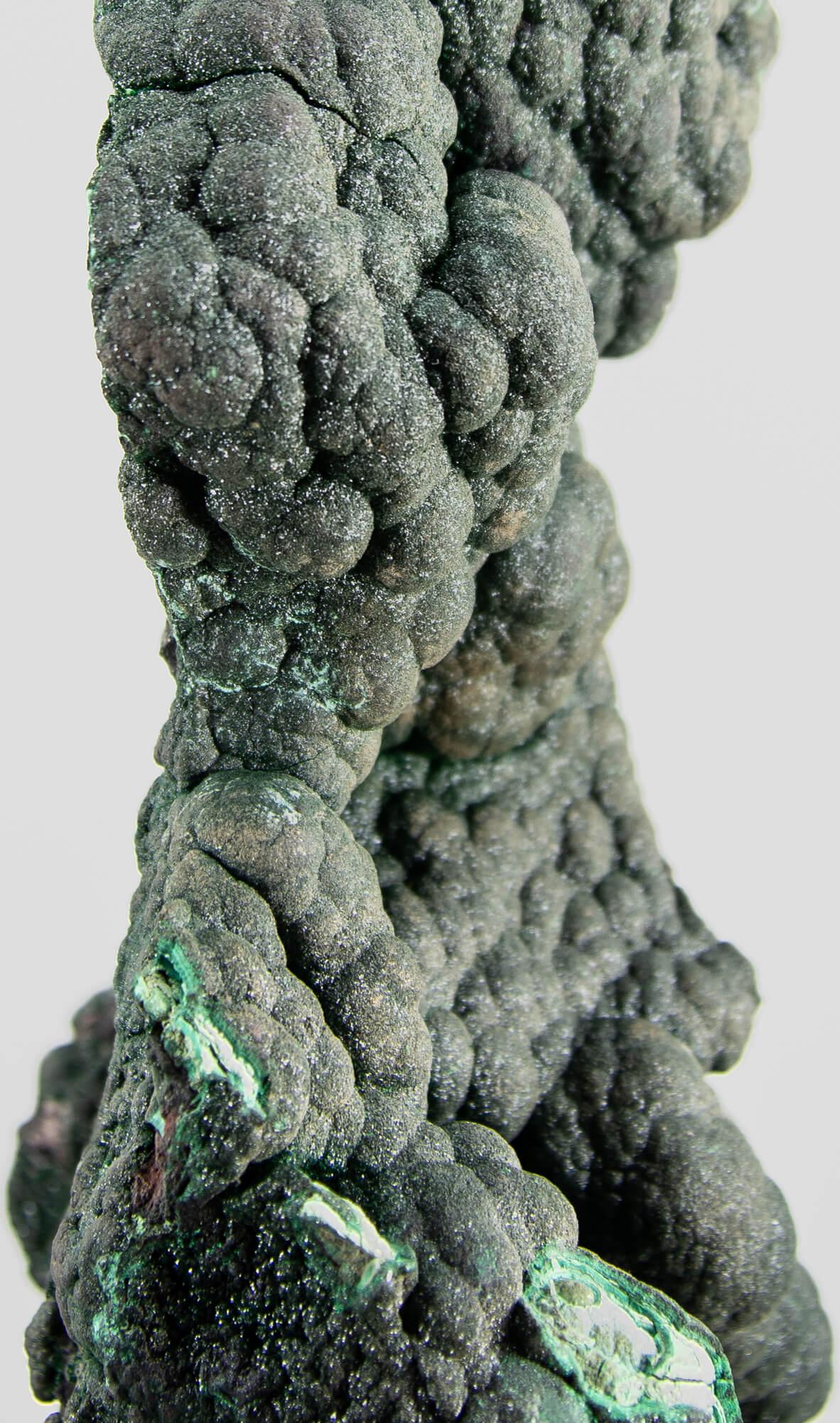 Cristallo di malachite con supporto in ottone in vendita 5