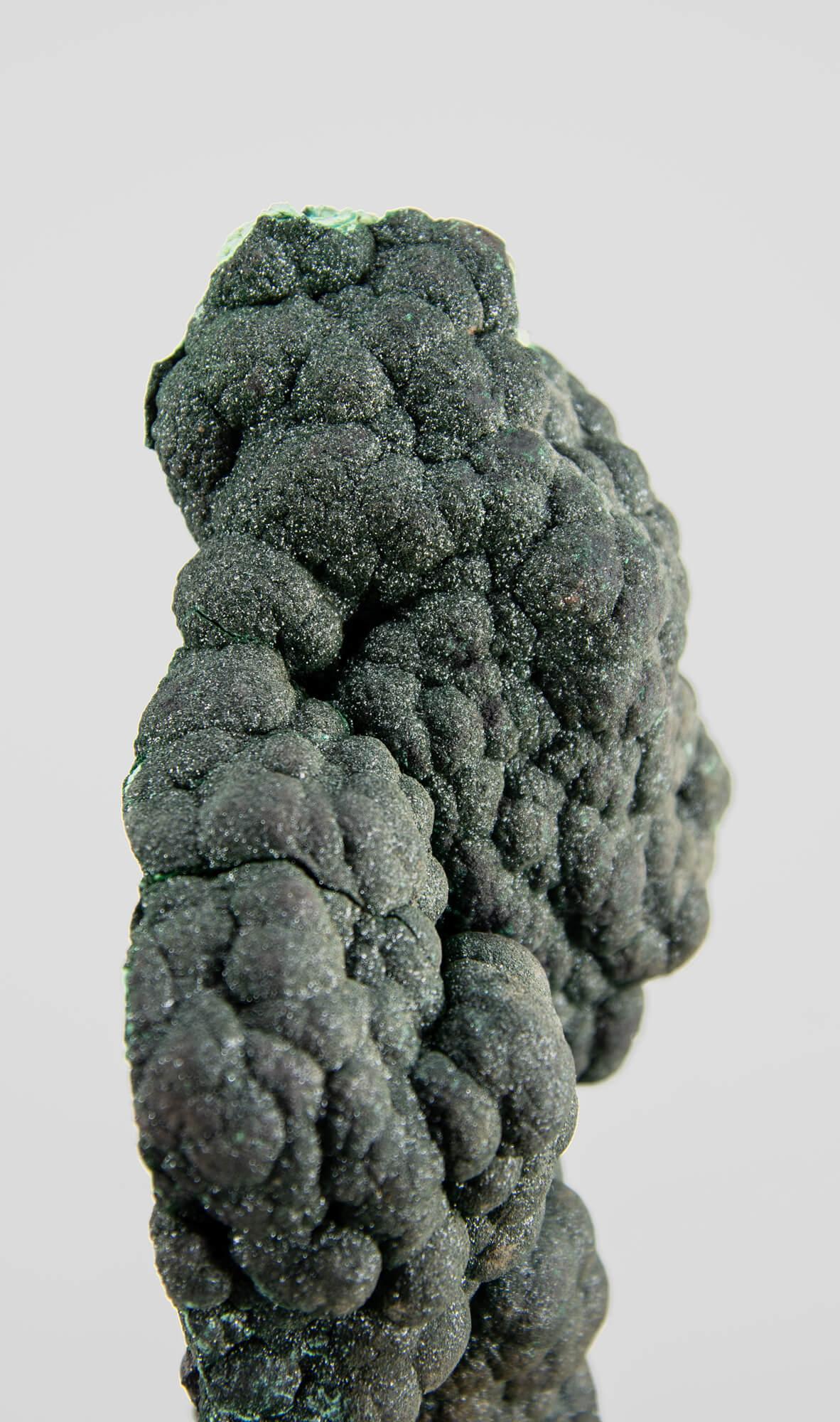 Cristallo di malachite con supporto in ottone in vendita 6