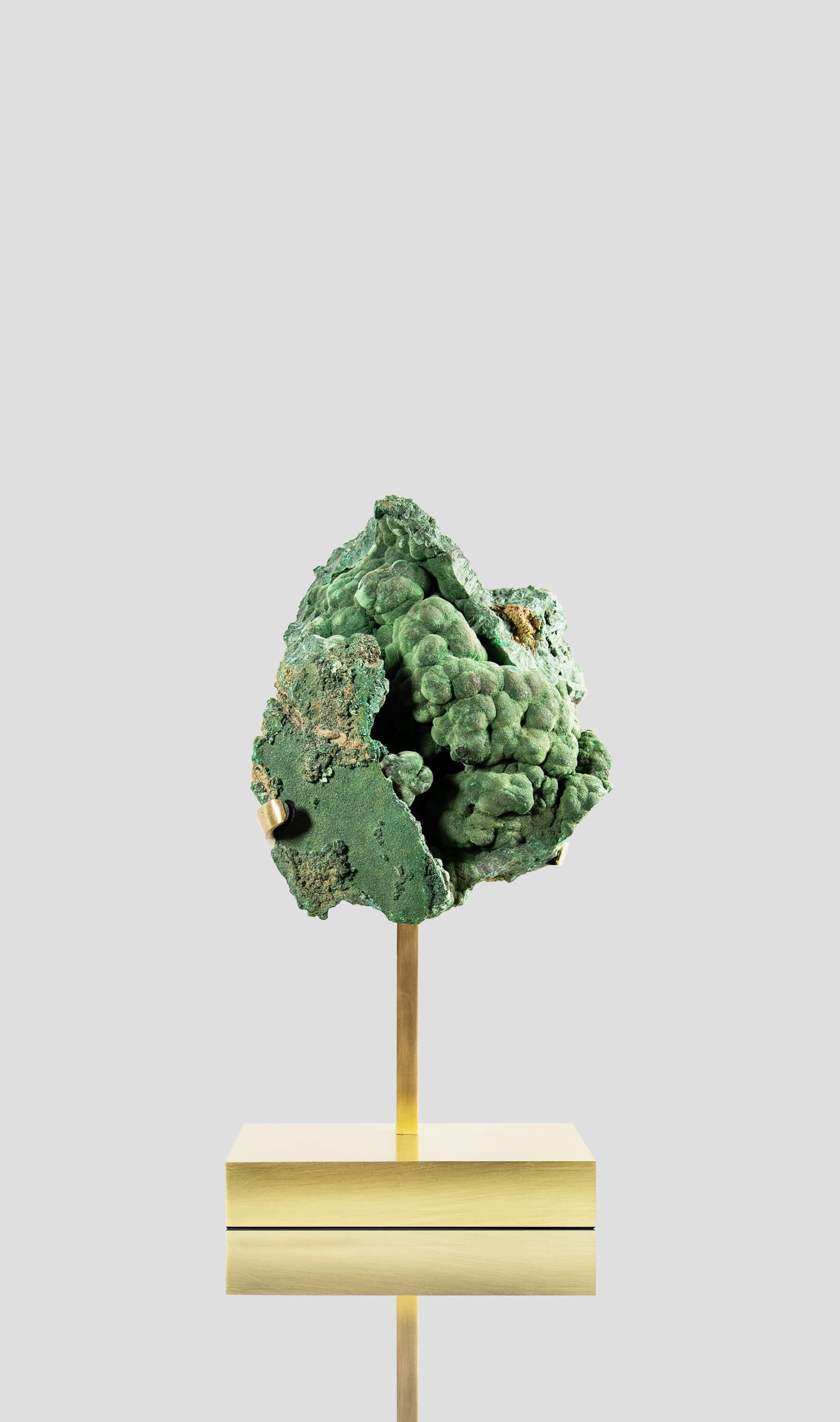 Una serie di cristalli di Malachite di qualità superiore preparati in casa e presentati su una serie di supporti in ottone, creati per ambienti di lusso all'interno della tua casa. La malachite a banda verde cristallizza nel sistema cristallino