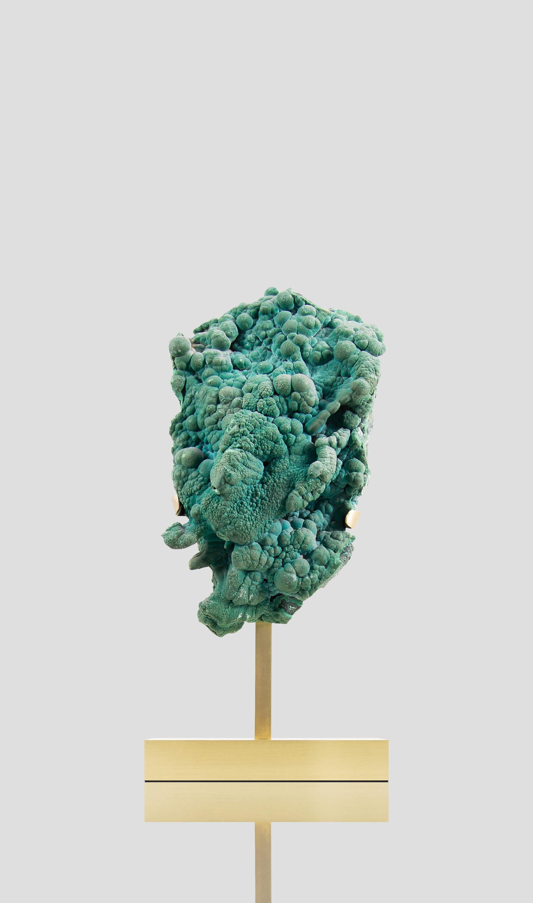 Una serie di cristalli di Malachite di qualità superiore preparati in casa e presentati su una serie di supporti in ottone, creati per ambienti di lusso all'interno della tua casa. La malachite a banda verde cristallizza nel sistema cristallino