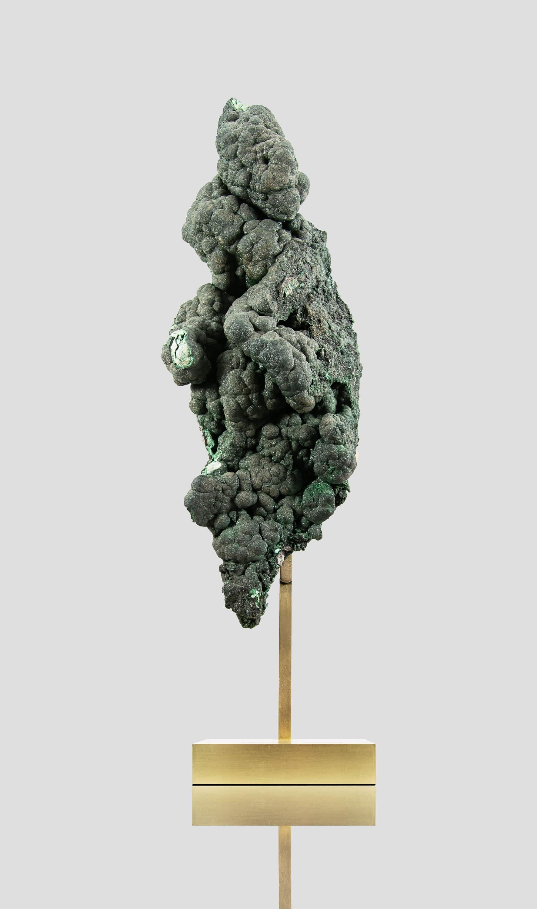 Una serie di cristalli di Malachite di qualità superiore preparati in casa e presentati su una serie di supporti in ottone, creati per ambienti di lusso all'interno della tua casa. La malachite a banda verde cristallizza nel sistema cristallino