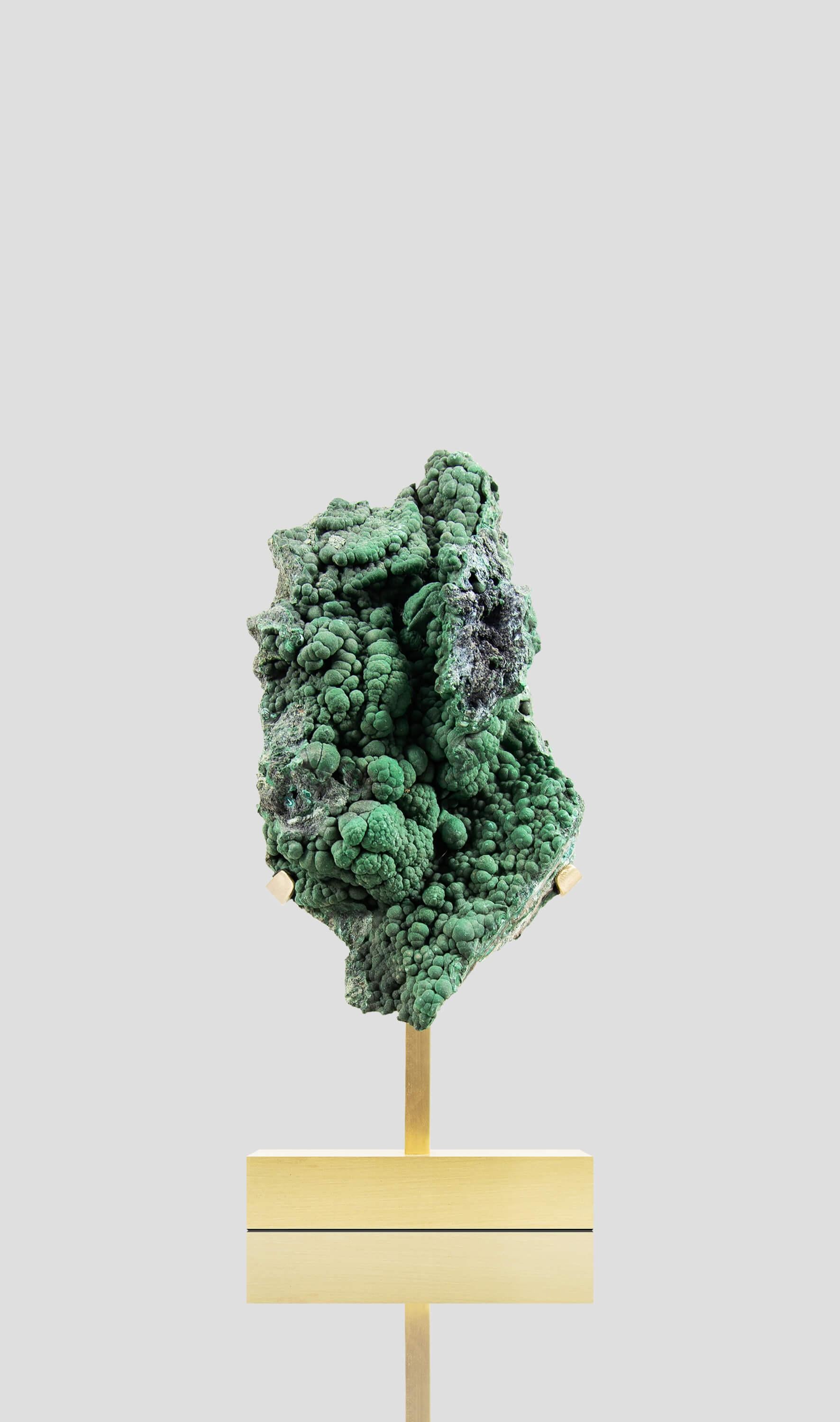 Una serie di cristalli di Malachite di qualità superiore preparati in casa e presentati su una serie di supporti in ottone, creati per ambienti di lusso all'interno della tua casa. La malachite a banda verde cristallizza nel sistema cristallino