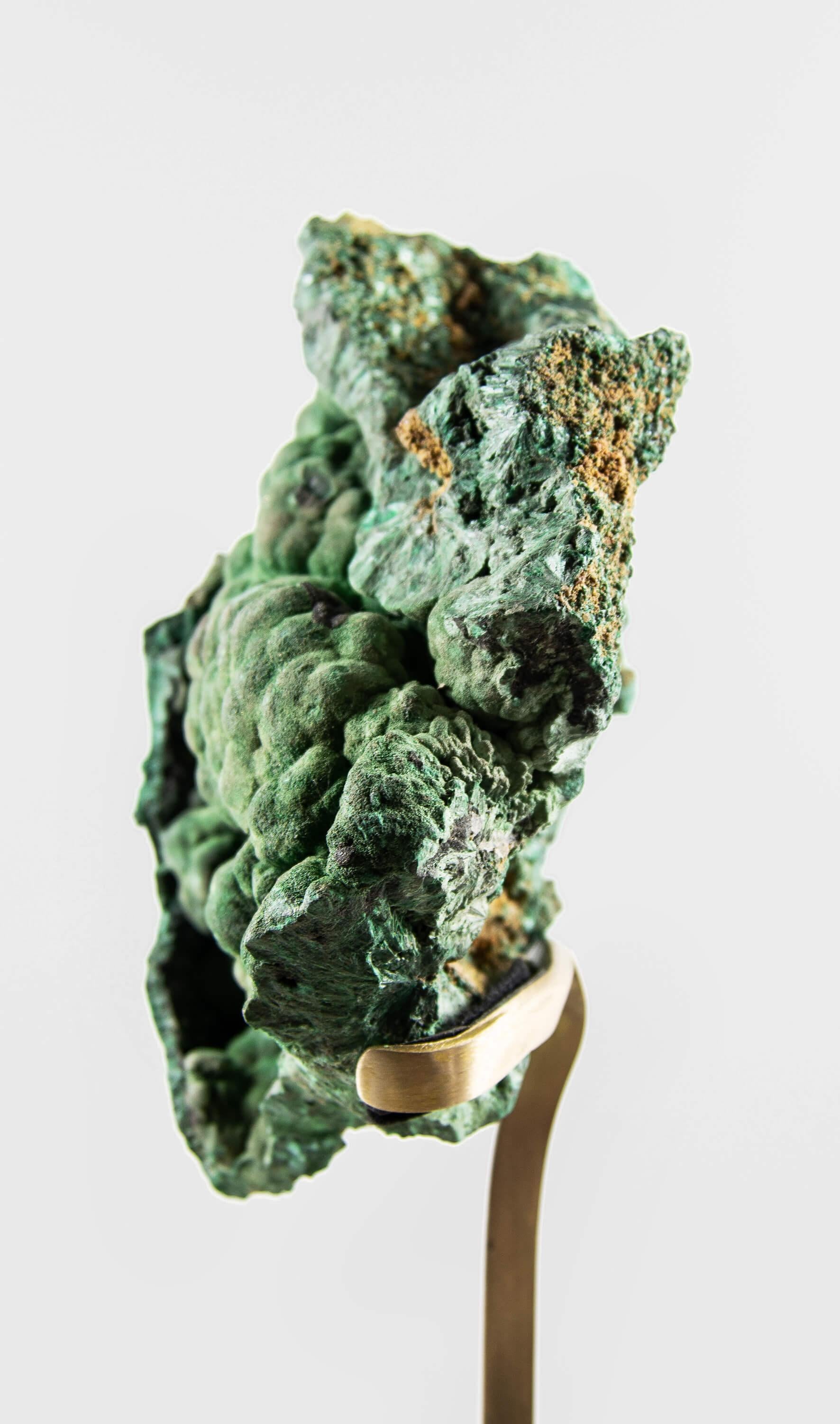 Congolese Cristallo di malachite con supporto in ottone in vendita