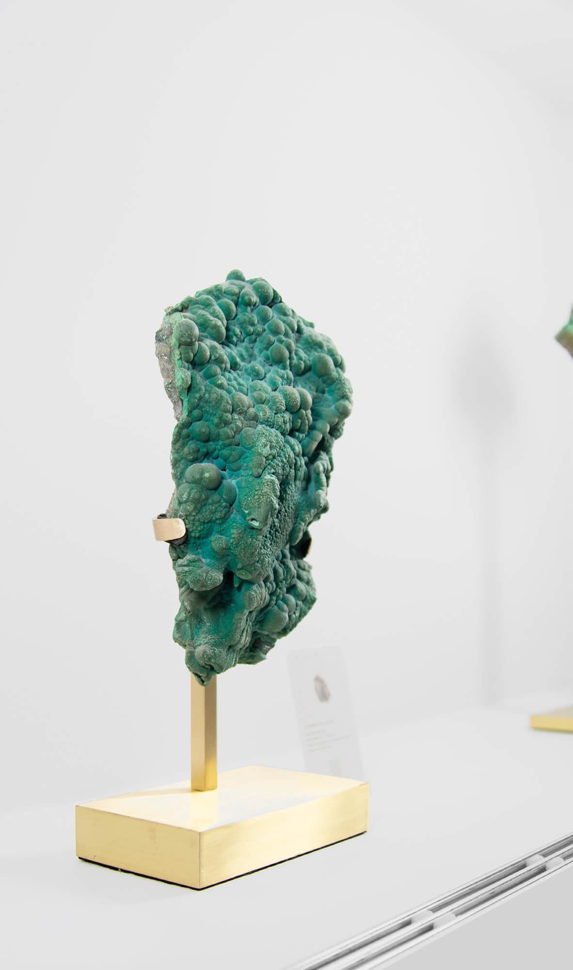 Congolese Cristallo di malachite con supporto in ottone in vendita