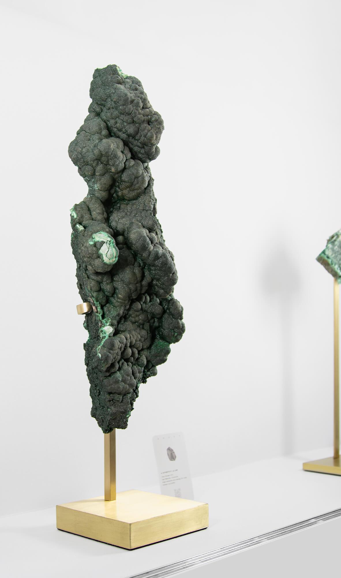 Congolese Cristallo di malachite con supporto in ottone in vendita