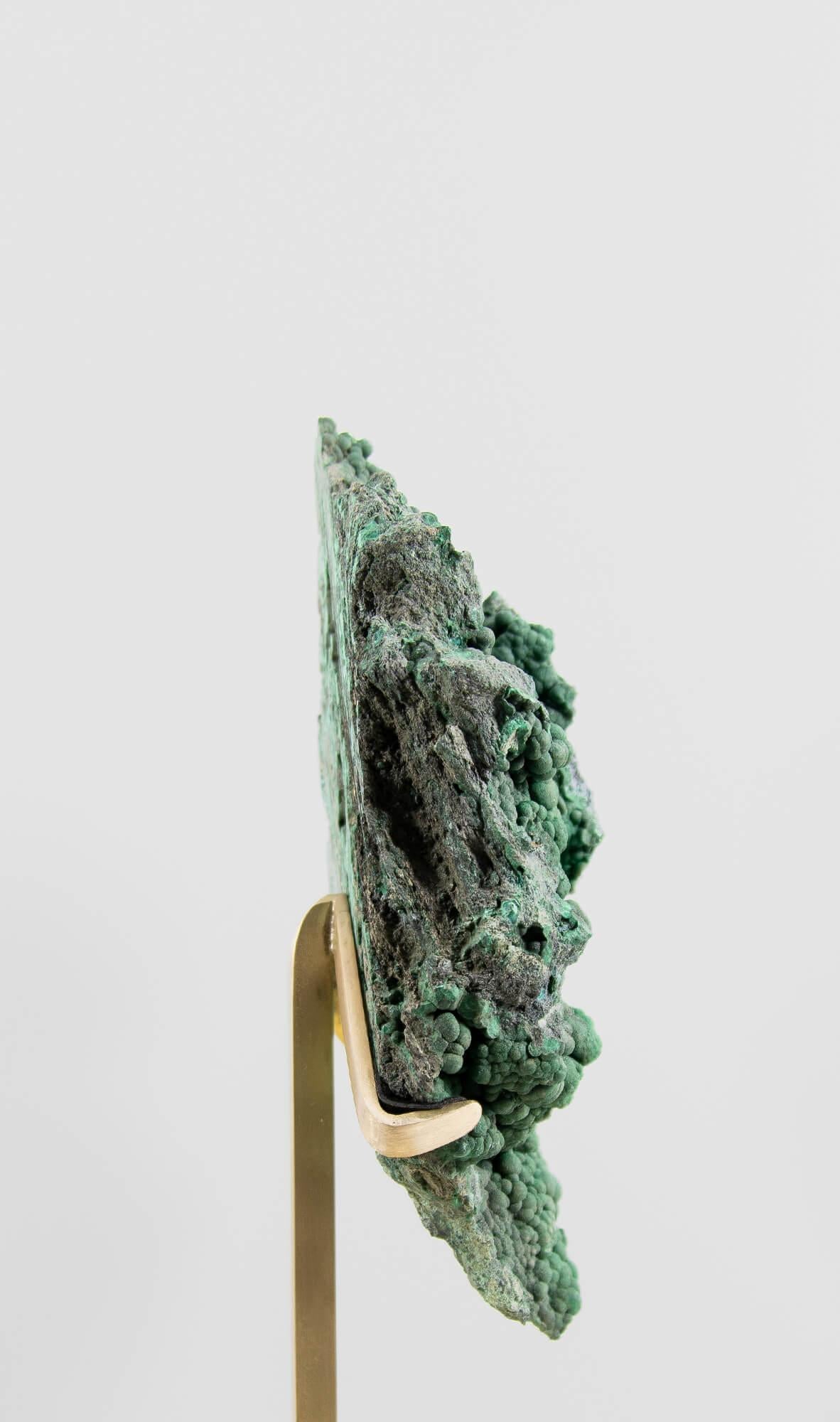 Congolese Cristallo di malachite con supporto in ottone in vendita