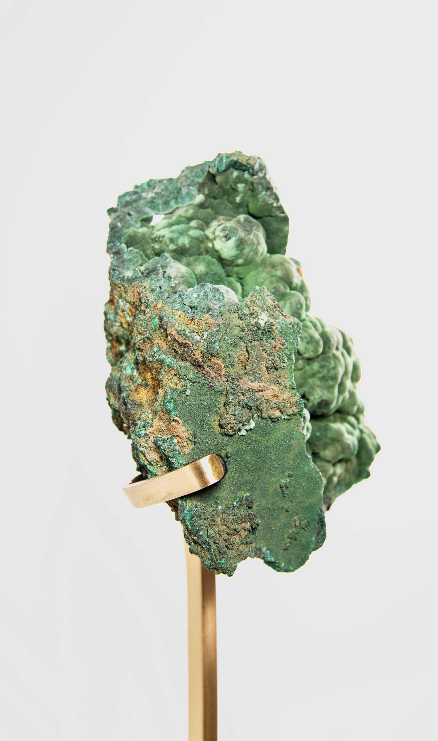 Cristallo di malachite con supporto in ottone In condizioni ottime in vendita a Scorton, GB