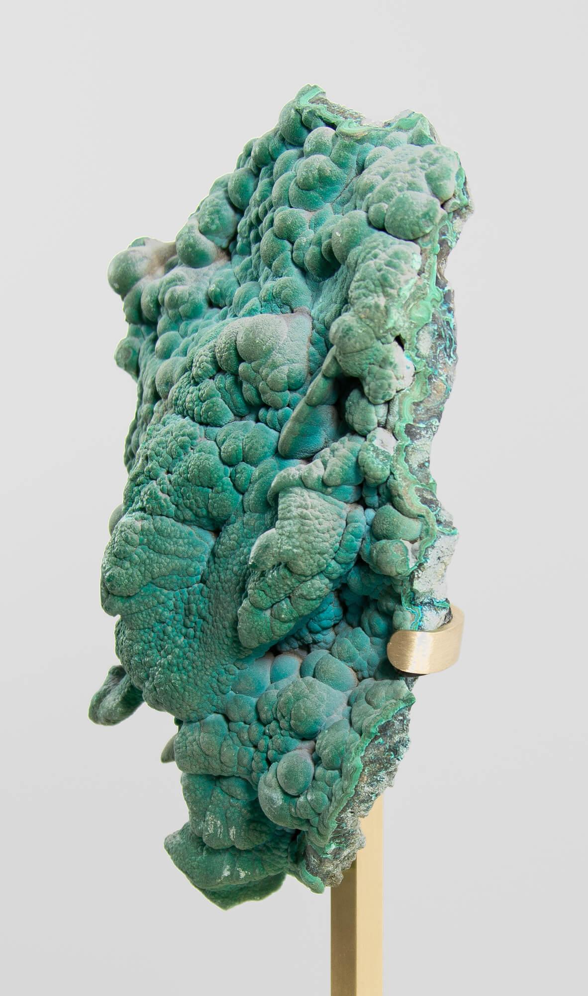Cristallo di malachite con supporto in ottone In condizioni ottime in vendita a Scorton, GB