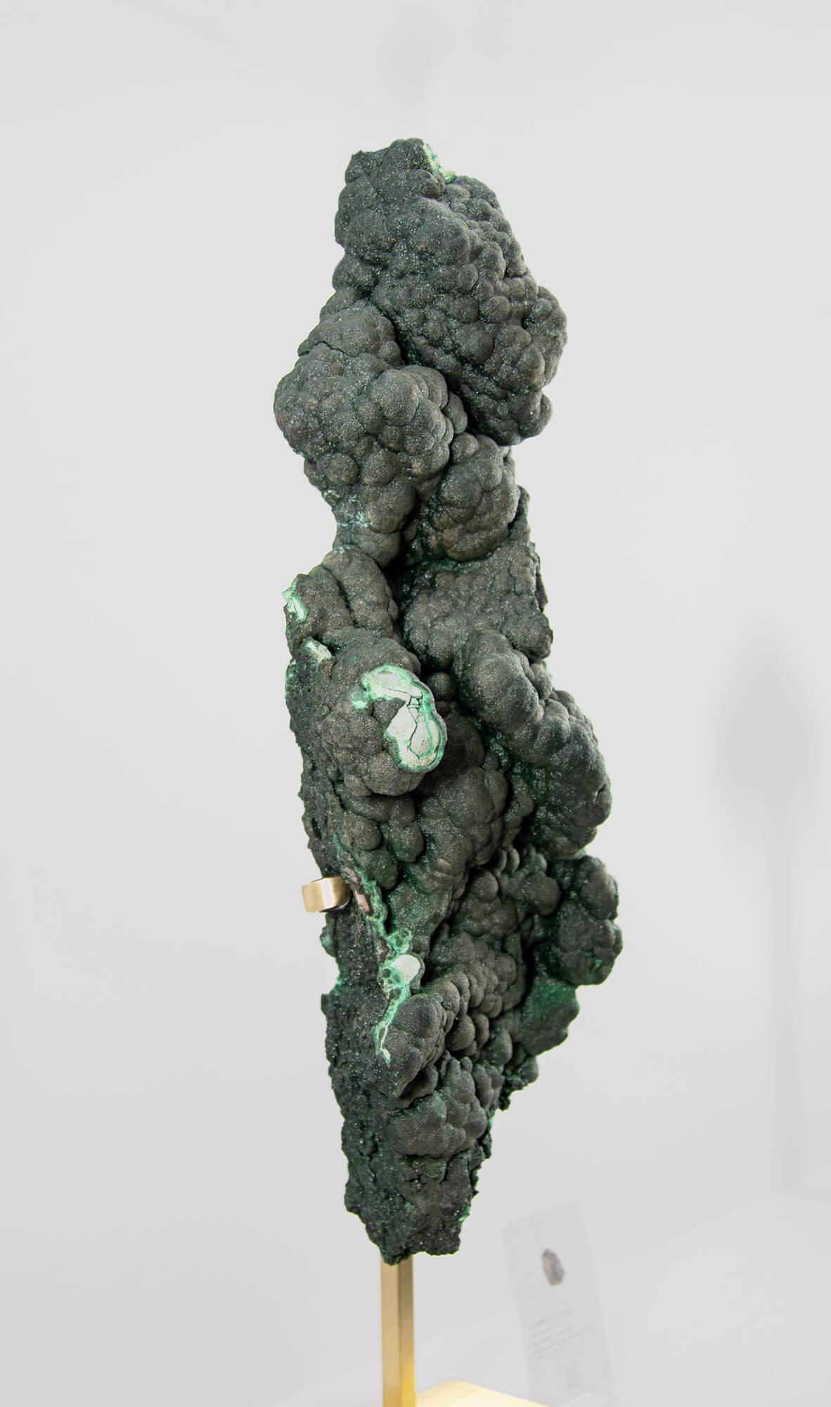 Cristallo di malachite con supporto in ottone In condizioni ottime in vendita a Scorton, GB