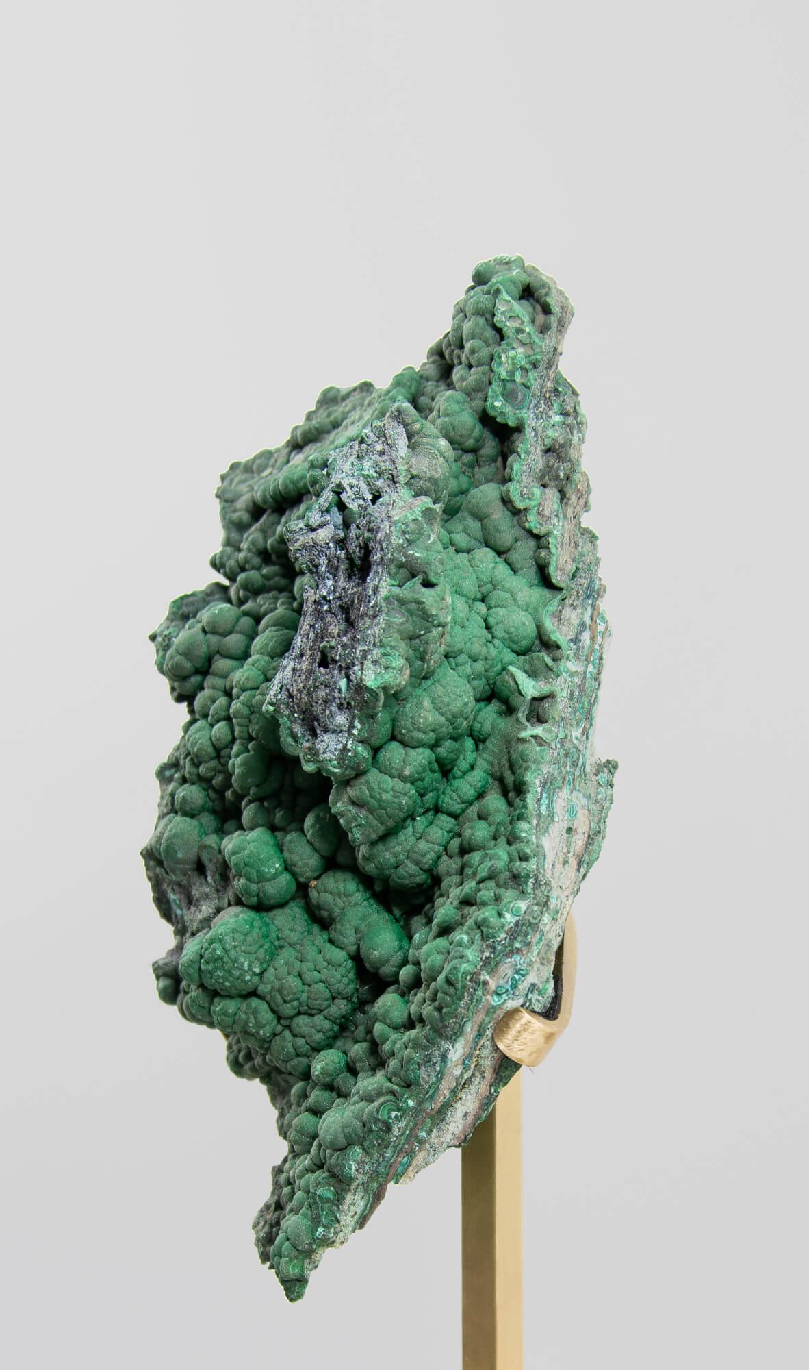 Cristallo di malachite con supporto in ottone In condizioni ottime in vendita a Scorton, GB