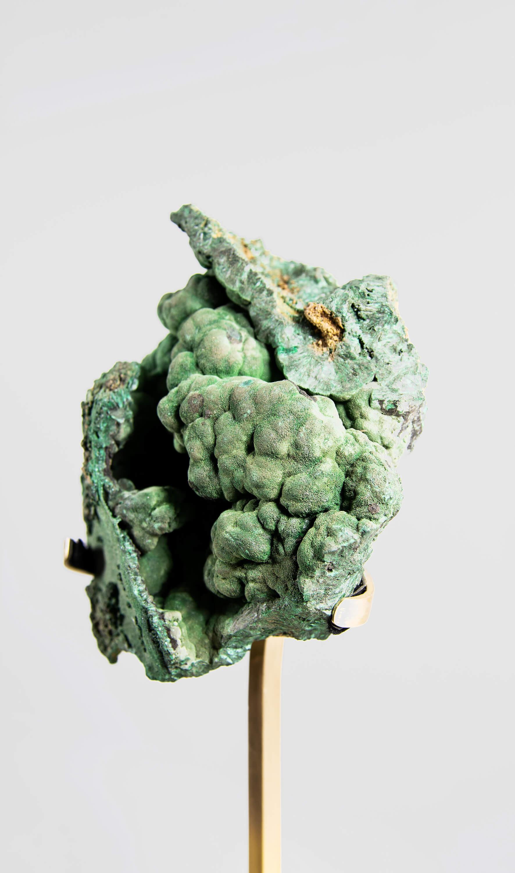 Fino al XVIII secolo Cristallo di malachite con supporto in ottone in vendita