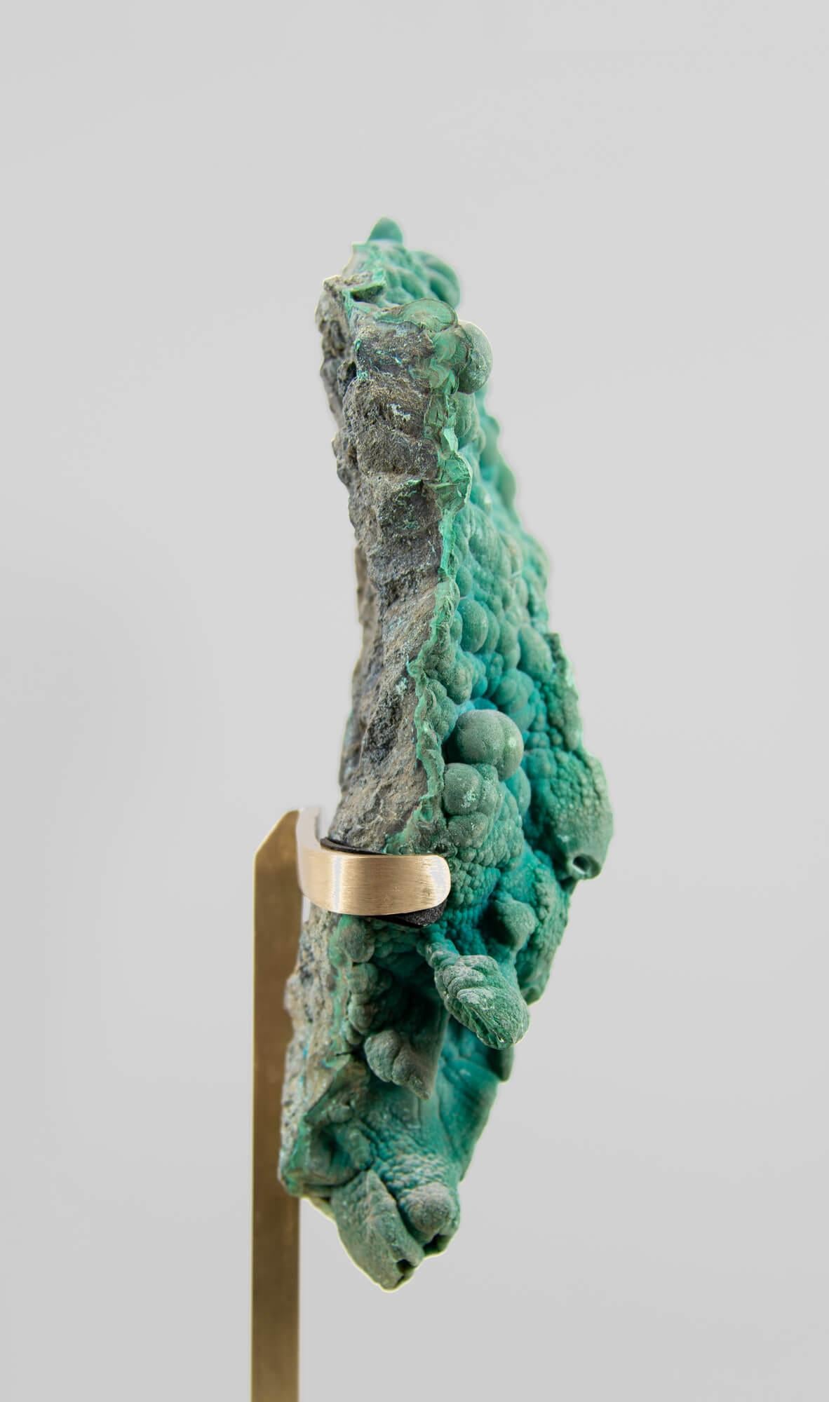 Fino al XVIII secolo Cristallo di malachite con supporto in ottone in vendita