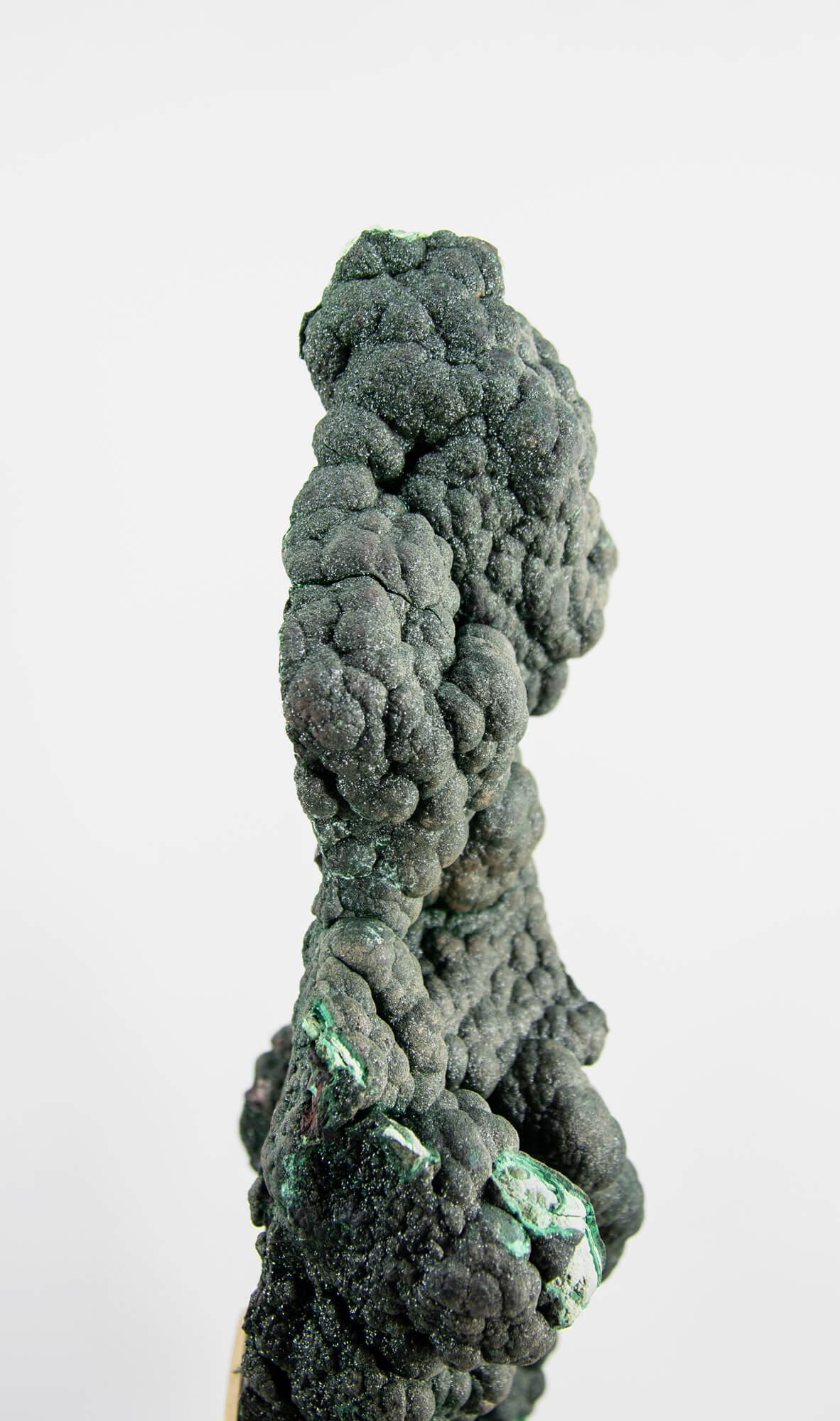 Fino al XVIII secolo Cristallo di malachite con supporto in ottone in vendita