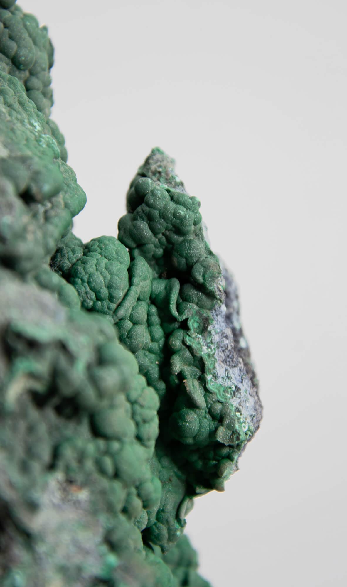 Fino al XVIII secolo Cristallo di malachite con supporto in ottone in vendita