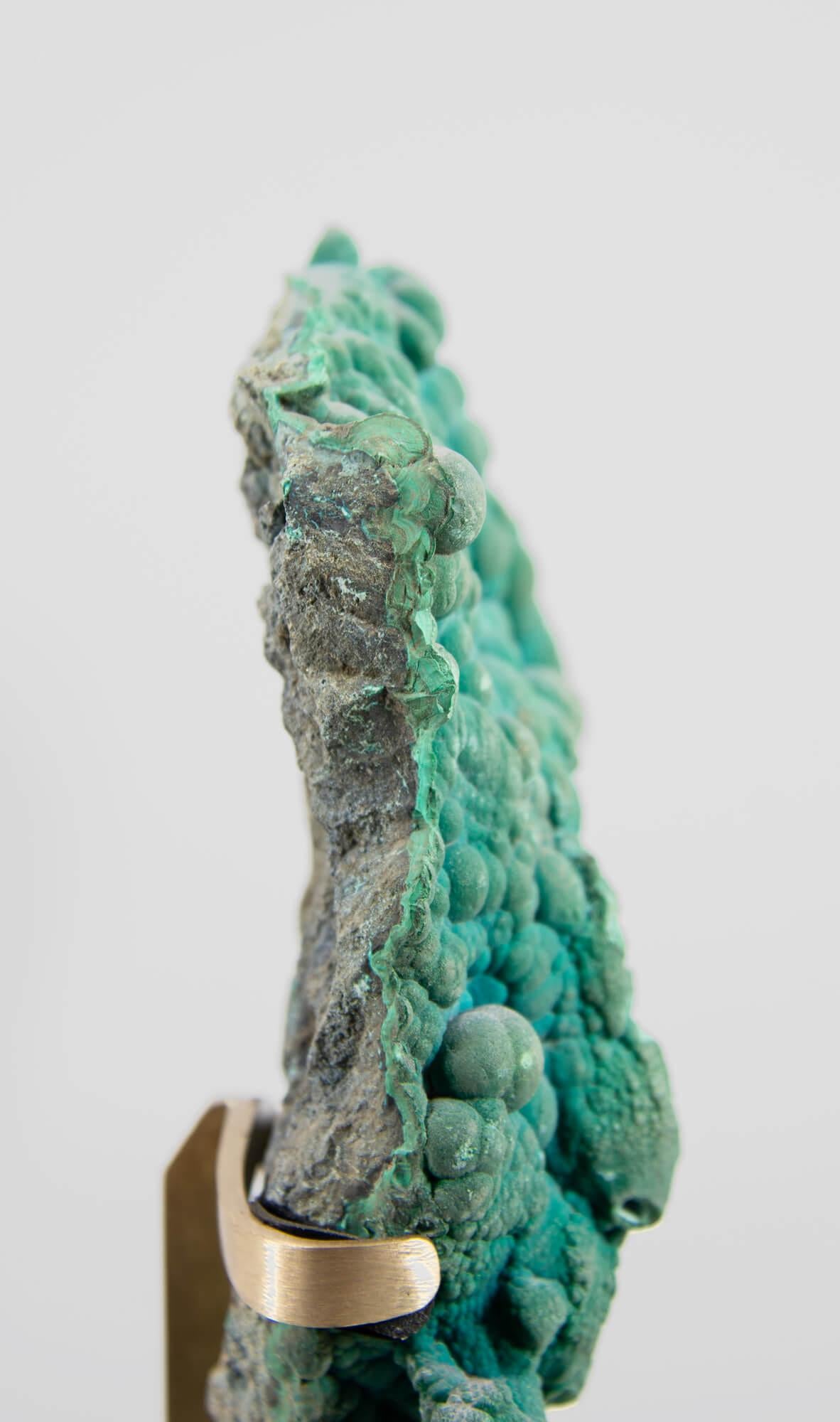 Ottone Cristallo di malachite con supporto in ottone in vendita