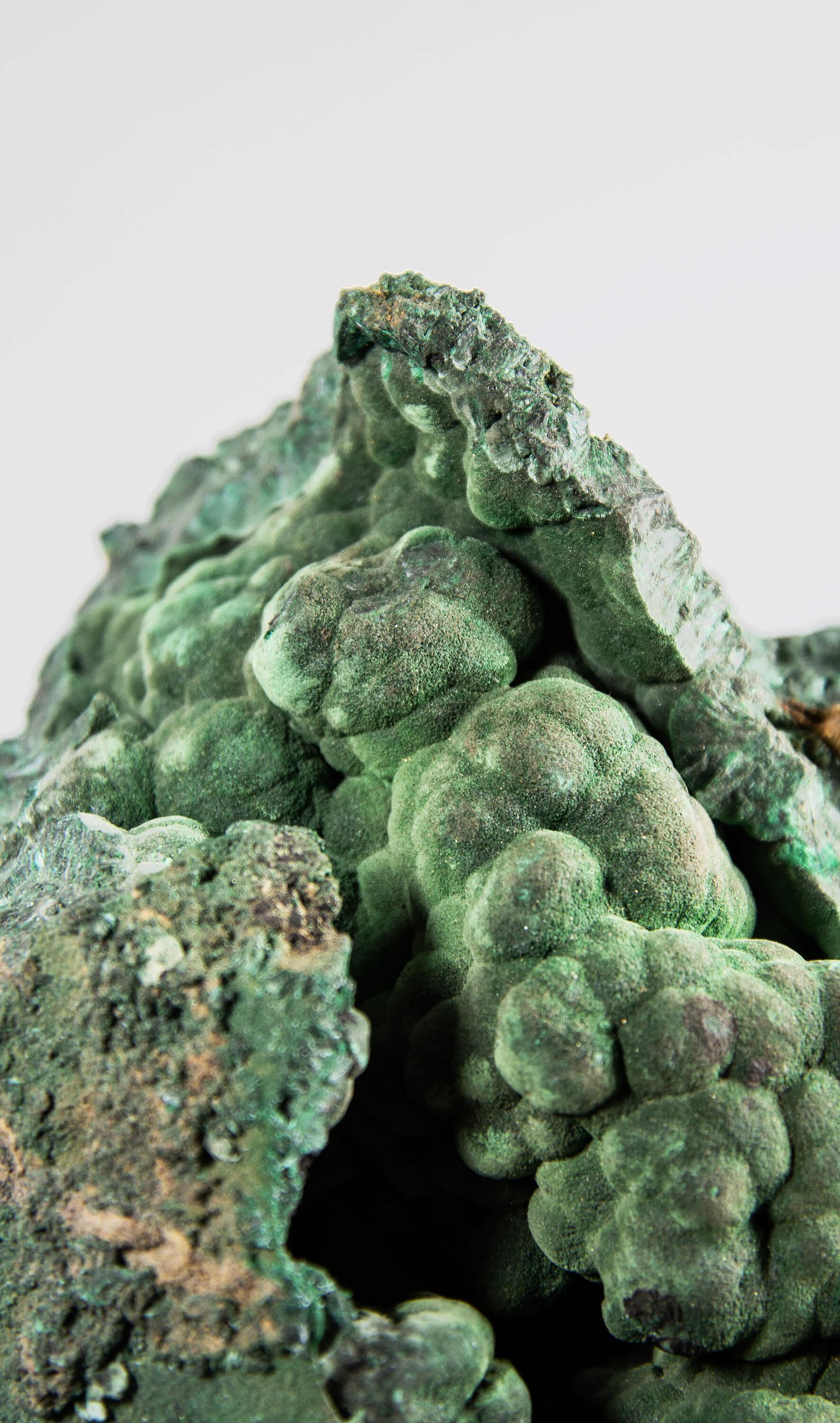 Cristallo di malachite con supporto in ottone in vendita 1