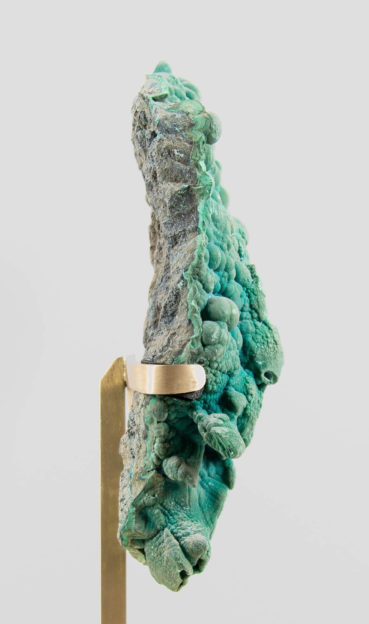 Cristallo di malachite con supporto in ottone in vendita 1