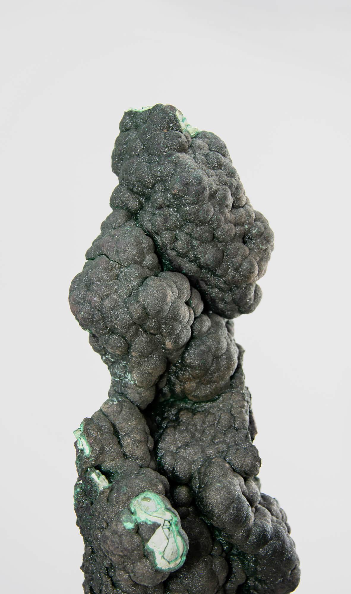 Cristallo di malachite con supporto in ottone in vendita 1