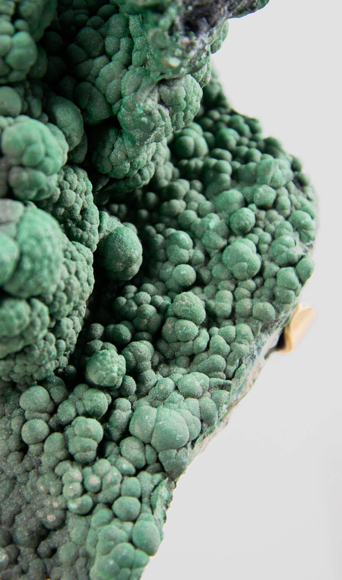 Cristallo di malachite con supporto in ottone in vendita 1