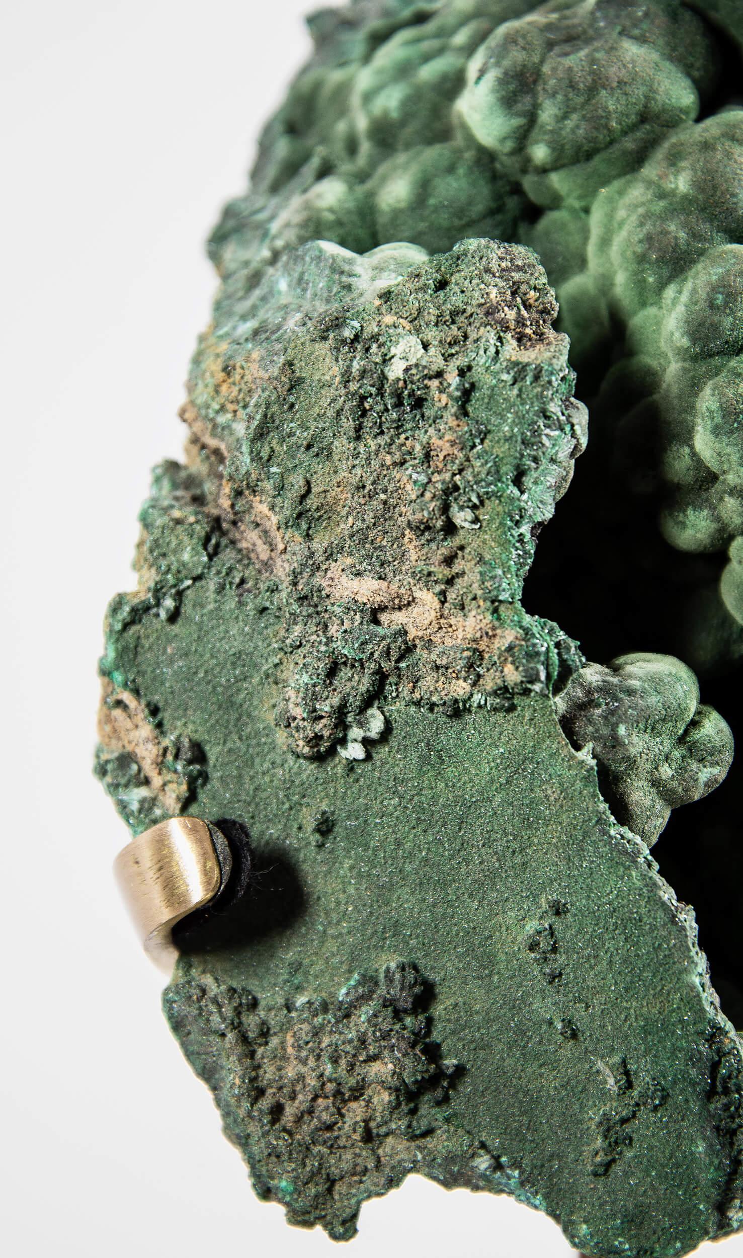Cristallo di malachite con supporto in ottone in vendita 2
