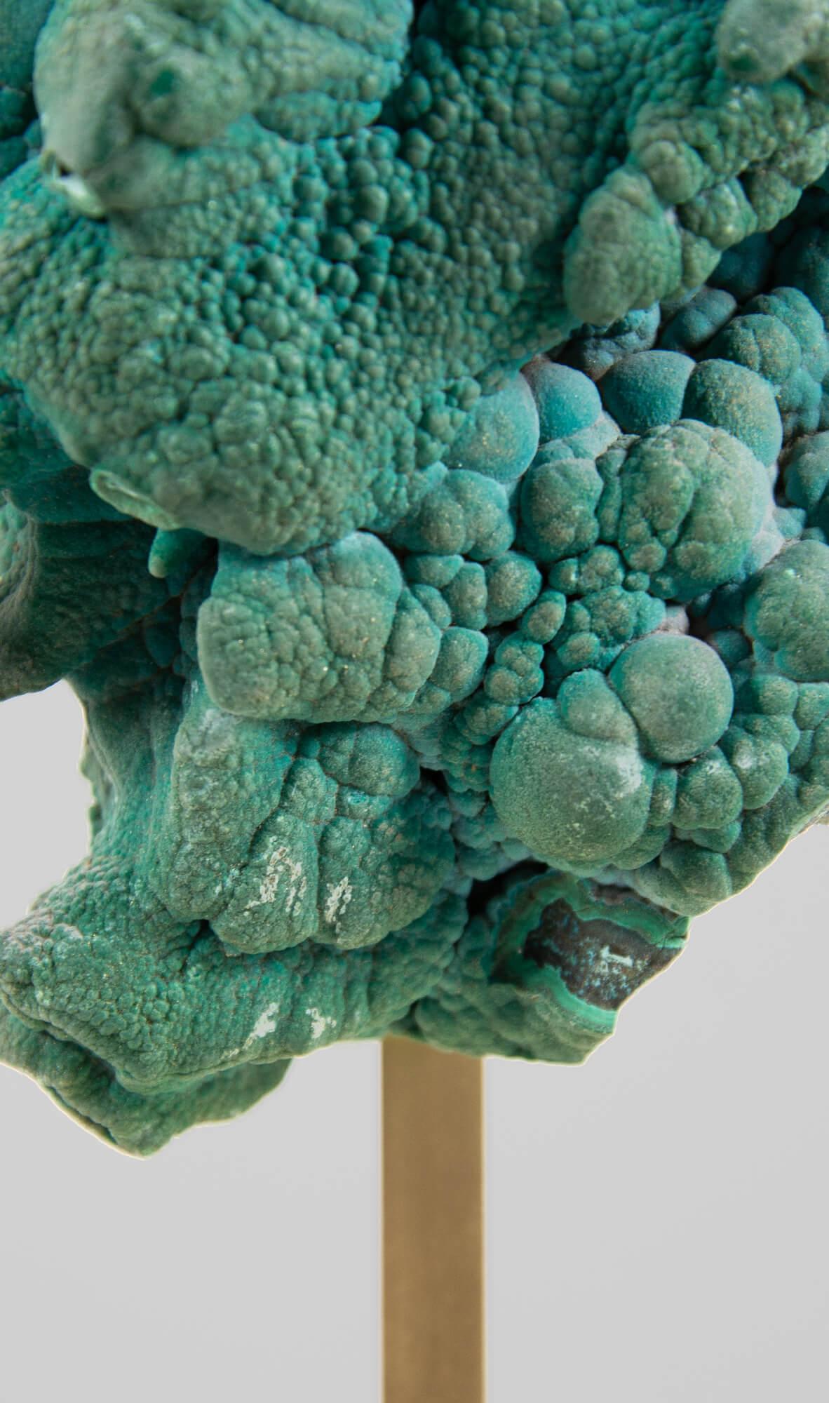 Cristallo di malachite con supporto in ottone in vendita 2