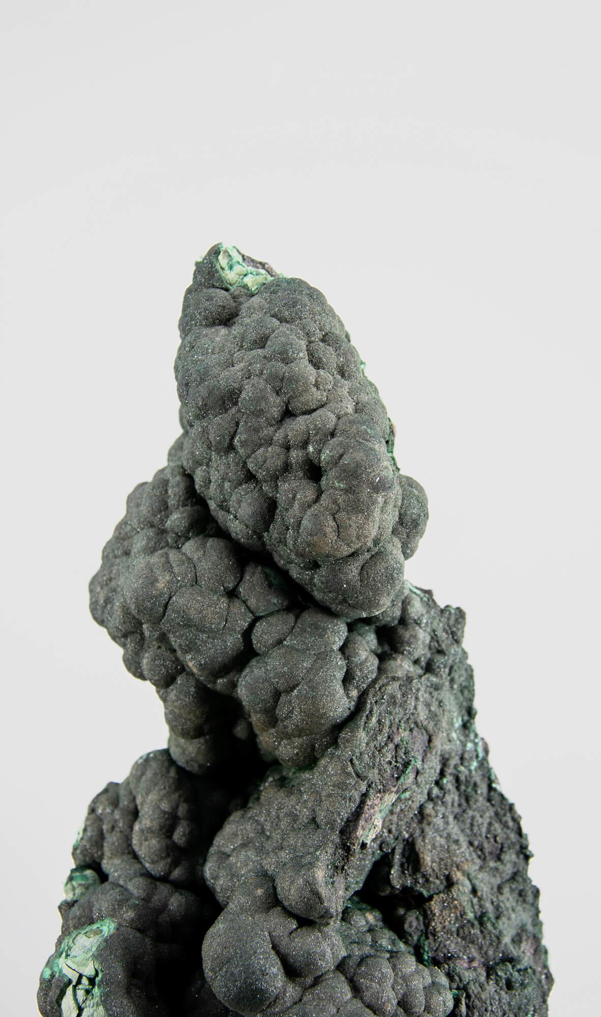 Cristallo di malachite con supporto in ottone in vendita 2