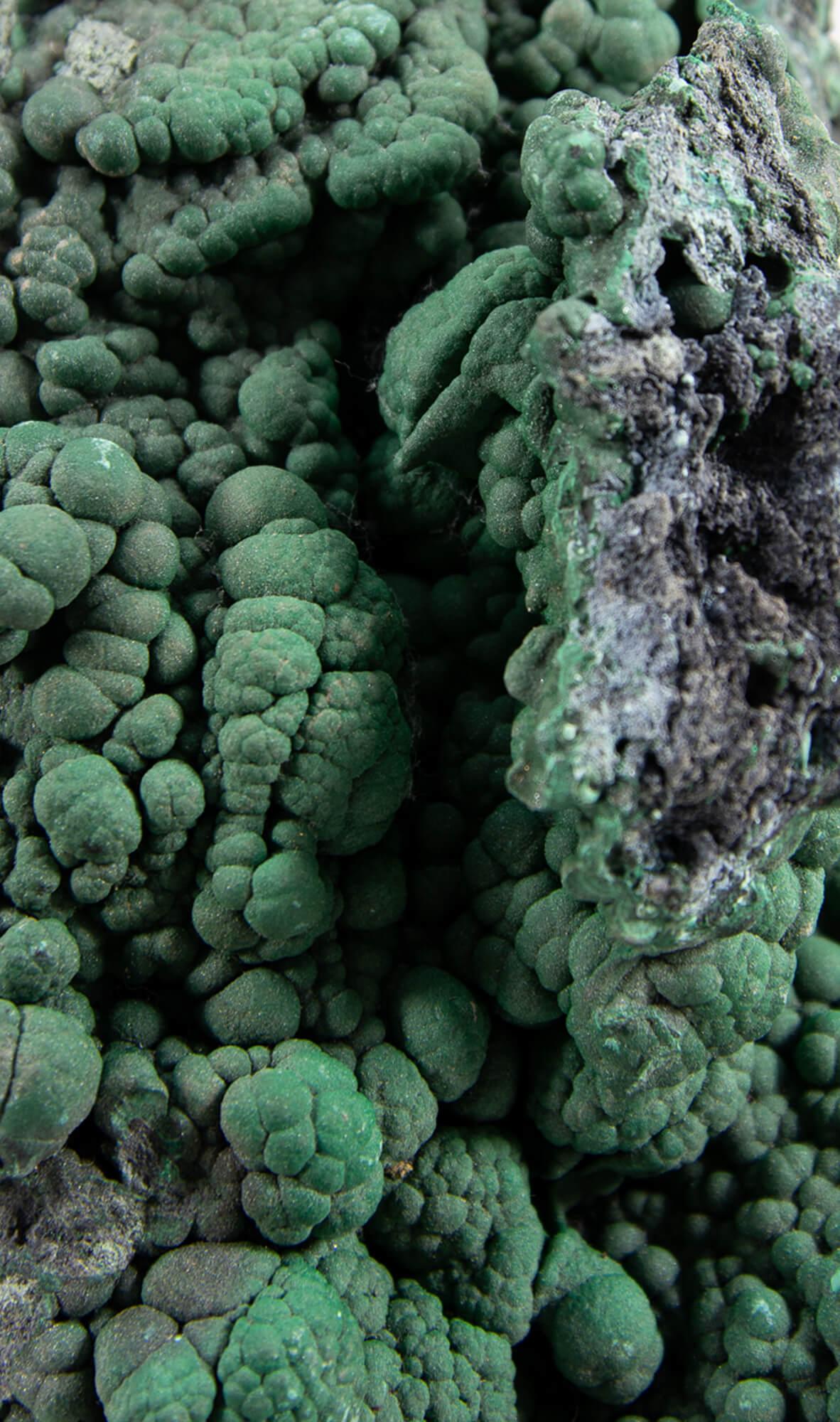 Cristallo di malachite con supporto in ottone in vendita 2