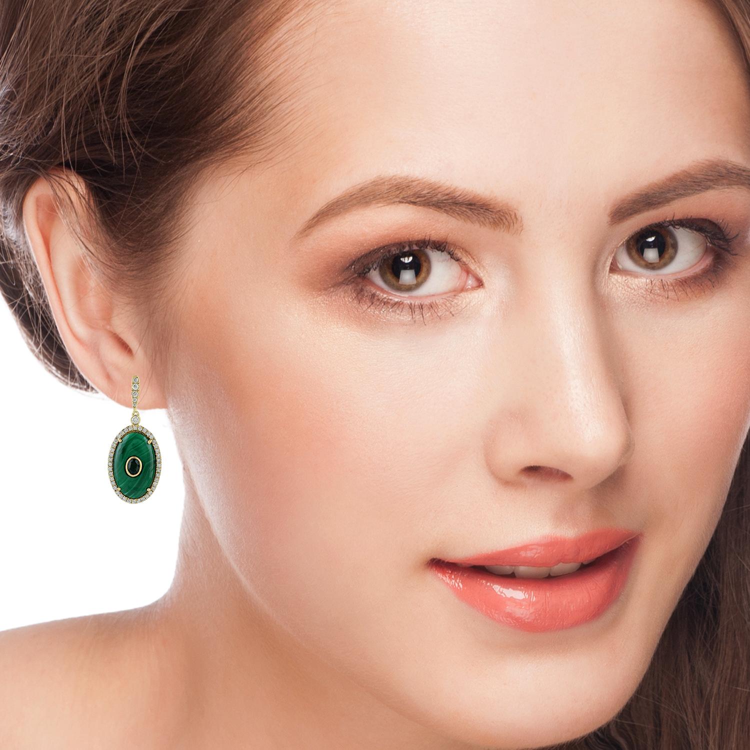 Realizzati a mano in oro 18 carati, questi splendidi orecchini sono incastonati con 7,4 carati di malachite, 0,50 carati di spinello e 0,71 carati di diamanti scintillanti.

SEGUI  Visita la vetrina di Meghna Jewels per vedere l'ultima collezione e